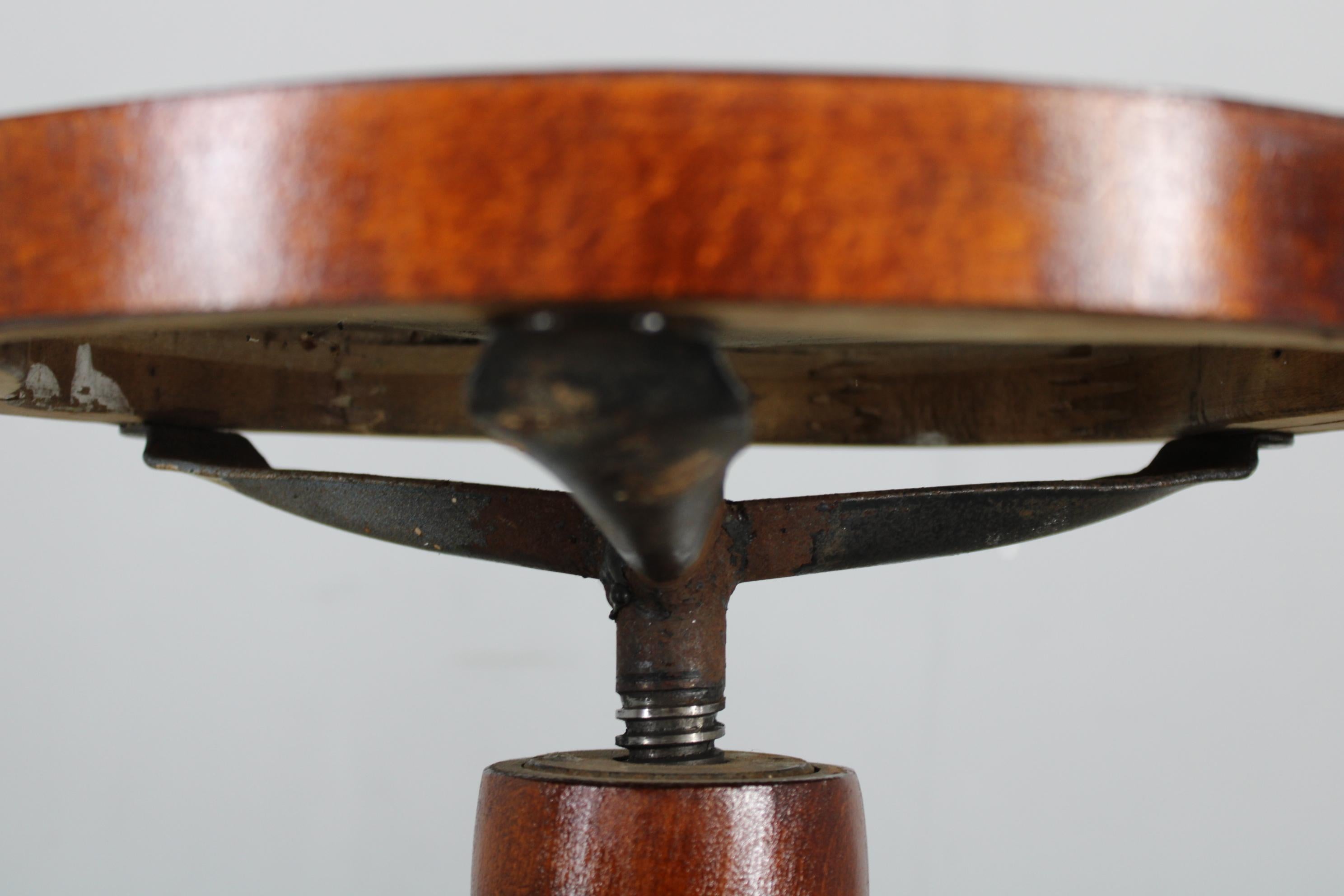 Restaurierter verstellbarer Klavierhocker aus Bugholz, Tschechoslowakei, 1930er Jahre - Art Deco Thone (Buchenholz) im Angebot