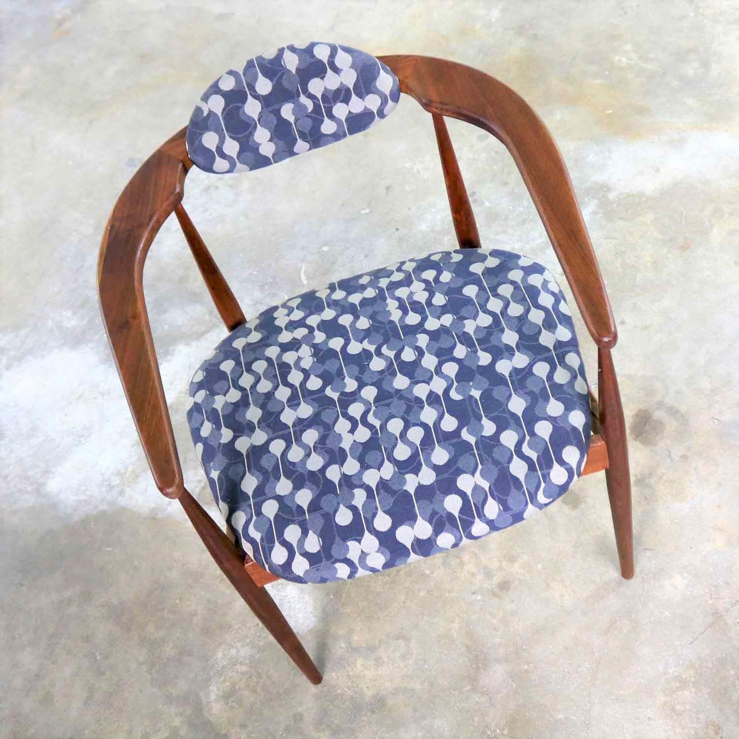 Restored Adrian Pearsall 950-C Armed Side Chair 1