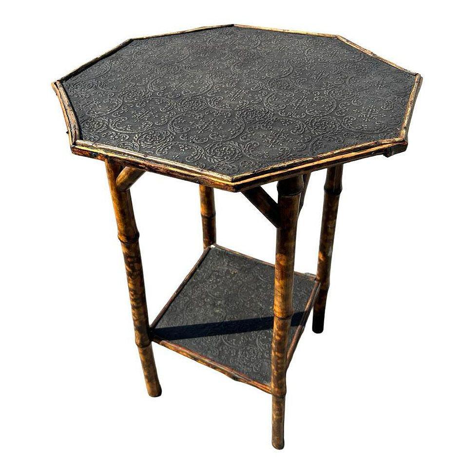 Américain Table d'appoint en bambou tigré Aesthetic Movement restaurée avec plateau gaufré en vente