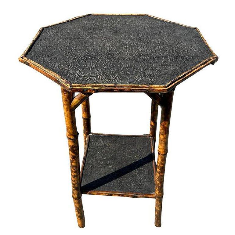 Table d'appoint en bambou tigré Aesthetic Movement restaurée avec plateau gaufré Excellent état - En vente à Van Nuys, CA