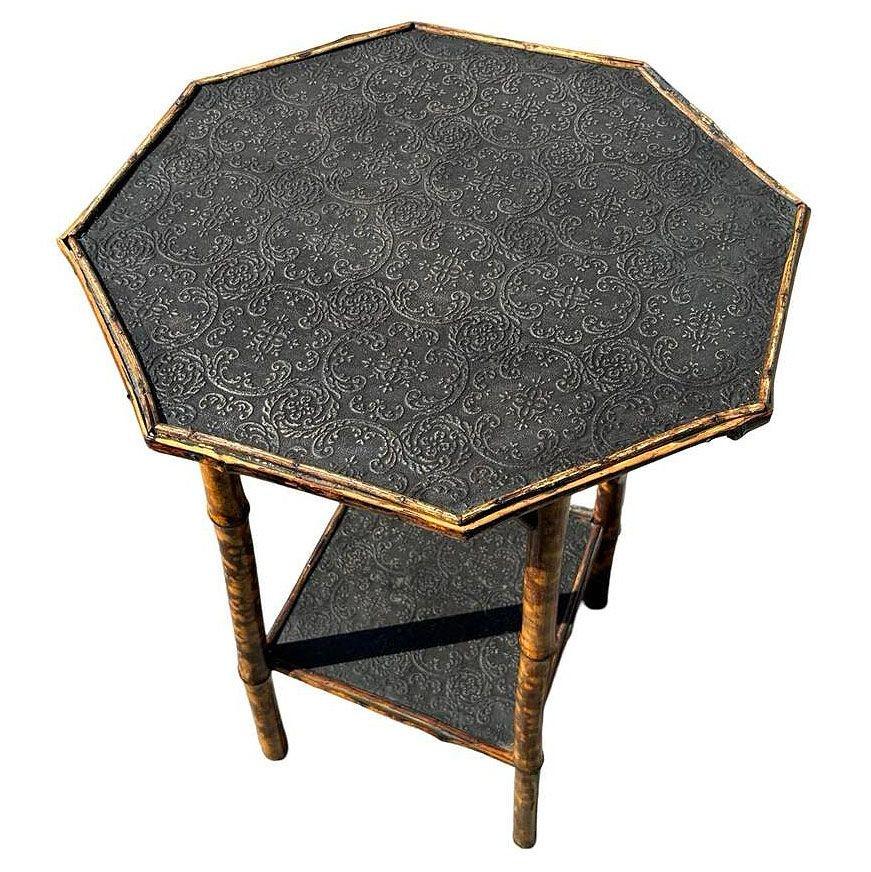 Début du 20ème siècle Table d'appoint en bambou tigré Aesthetic Movement restaurée avec plateau gaufré en vente