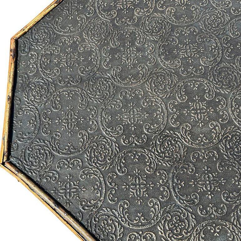 Bambou Table d'appoint en bambou tigré Aesthetic Movement restaurée avec plateau gaufré en vente
