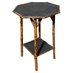 Mesa auxiliar octogonal de bambú tigre restaurada Aesthetic Movement con tablero en relieve