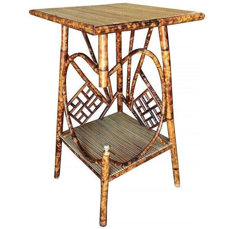 Table d'appoint en bambou tigré de la fin de l'époque victorienne, avec un plateau en natte de riz et une étagère inférieure secondaire généralement utilisée pour une plante en pot. Les meubles en bambou de cette époque sont généralement associés au