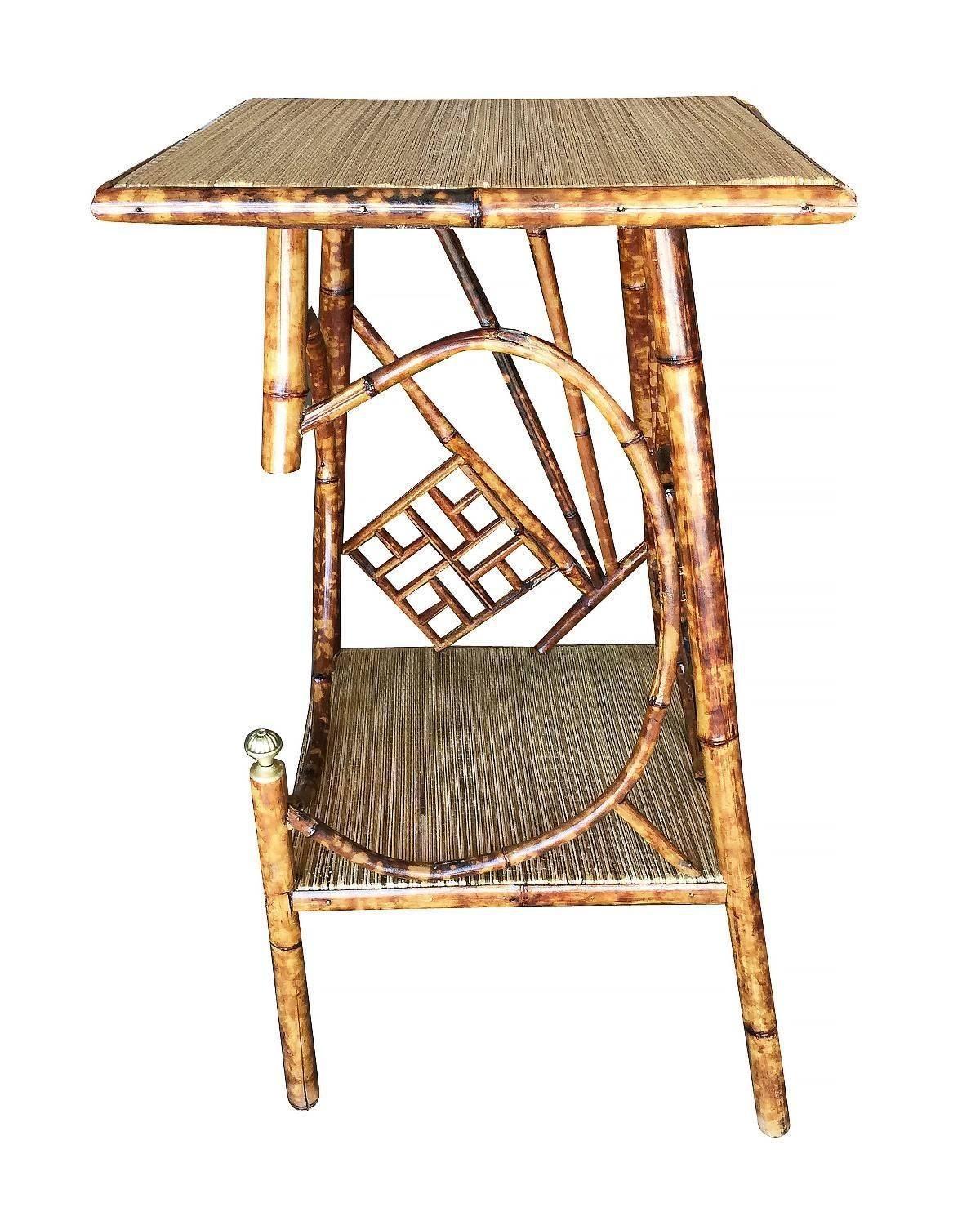 Mid-Century Modern Table d'appoint en bambou restaurée Aesthetic Movement Tiger Tortoise Pedestal en vente