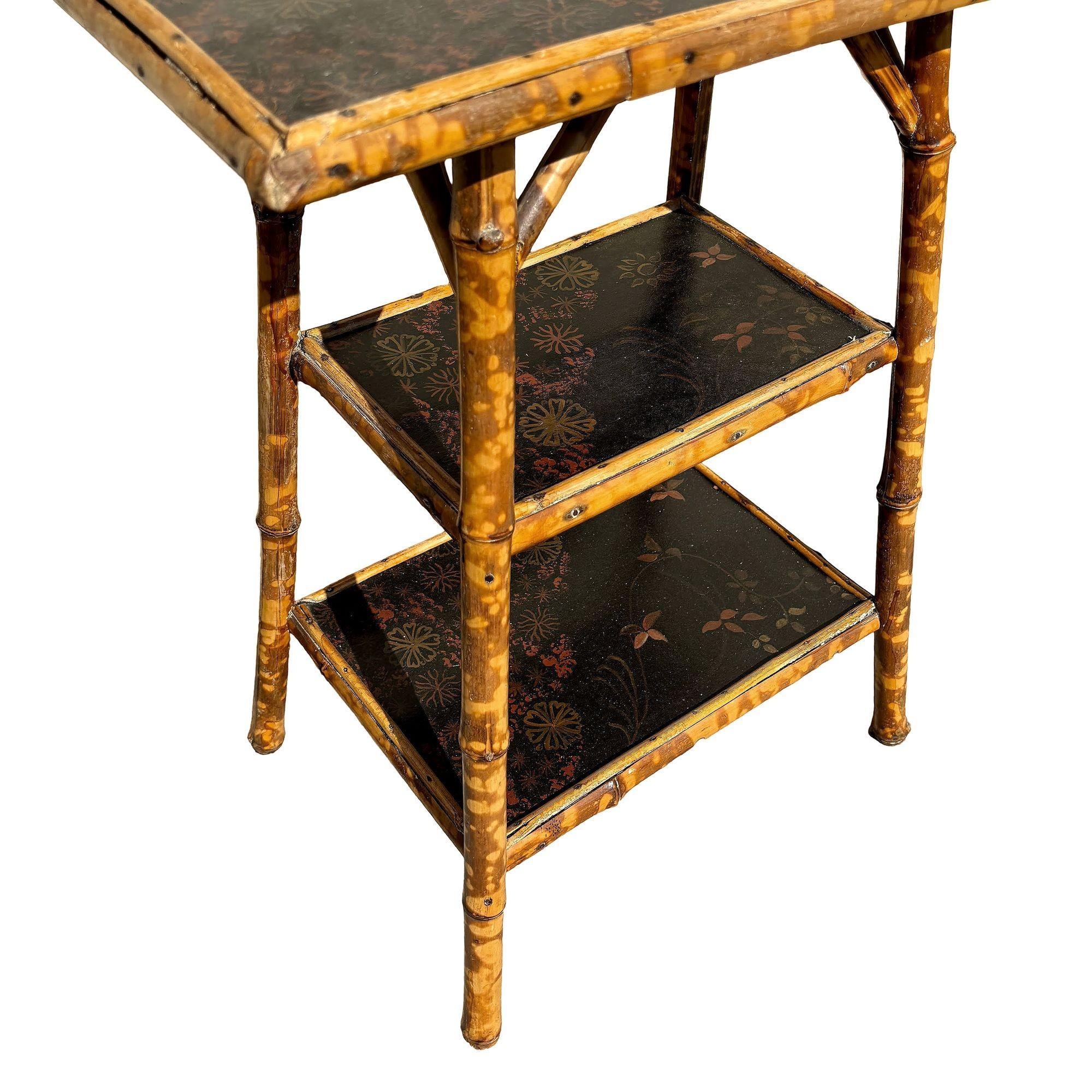 Table d'appoint à 3 niveaux en bambou Tiger Tortoise Aesthetic Movement restaurée Excellent état - En vente à Van Nuys, CA
