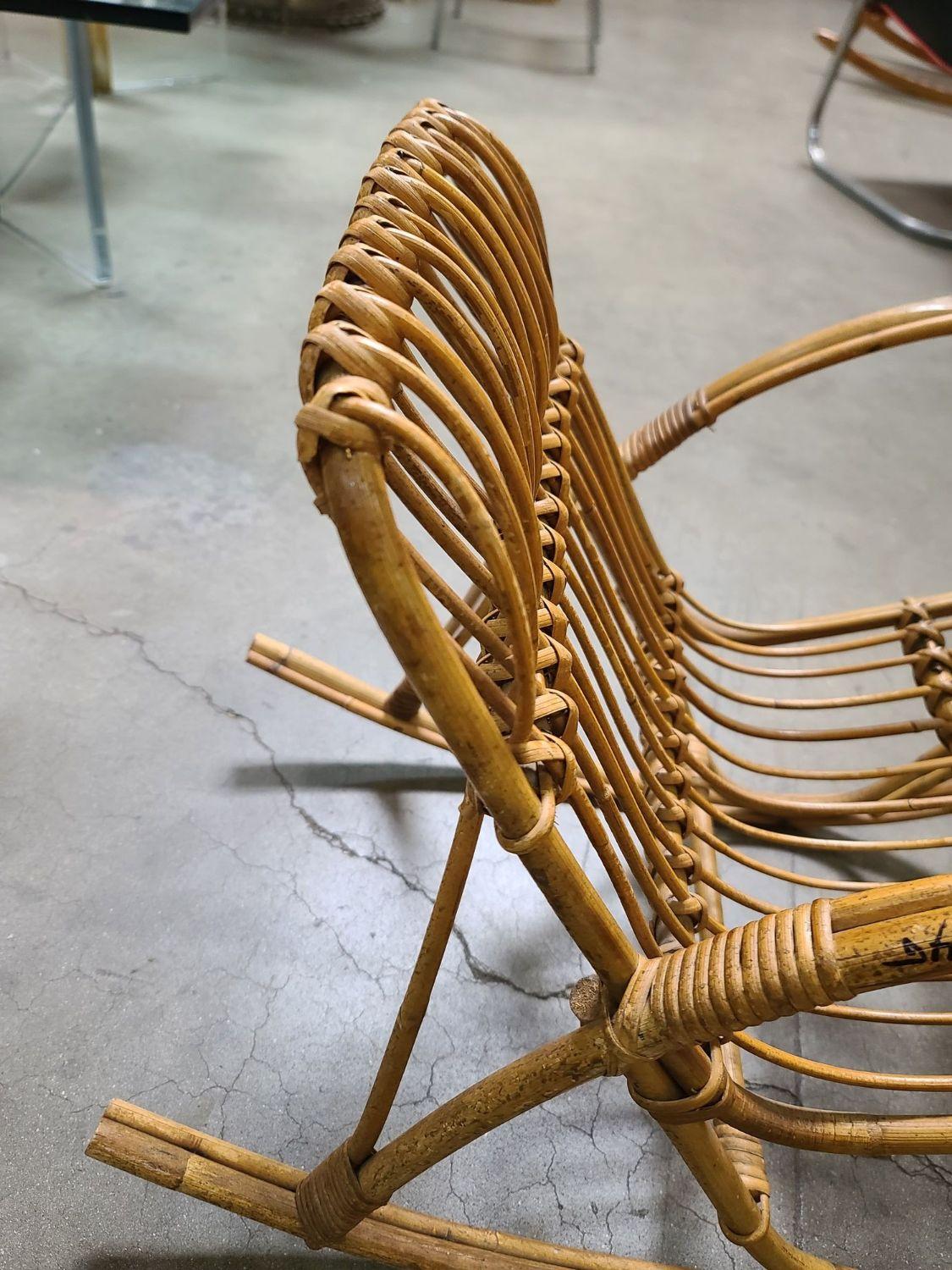 Milieu du XXe siècle Chaise à bascule d'enfant en rotin et roseau de style Albini restaurée en vente