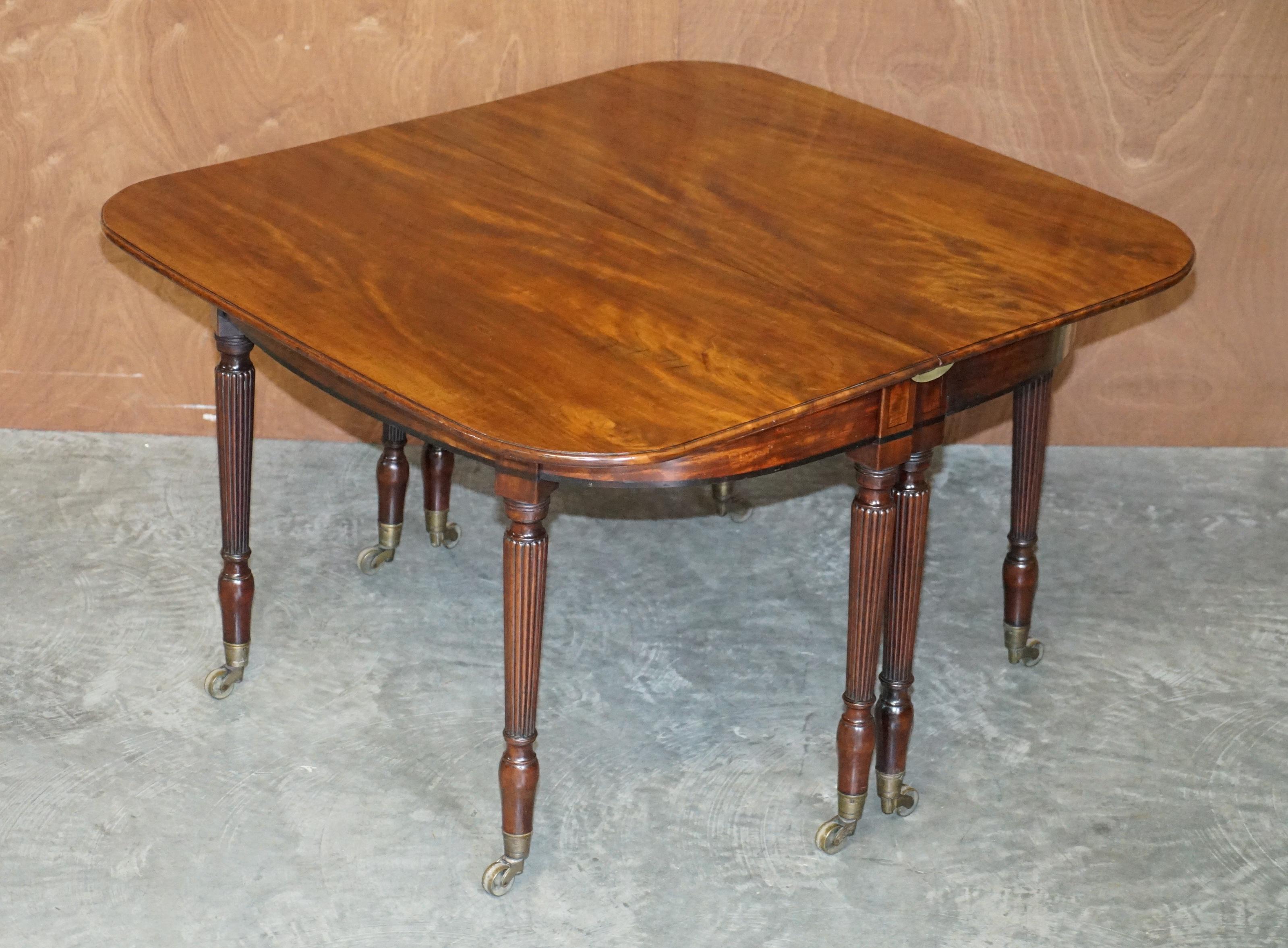 Wir freuen uns, diesen wunderschön restaurierten Esstisch aus gemasertem Mahagoni aus der Zeit um 1830 nach einem Entwurf von Gillows zum Verkauf anzubieten

Dieser Tisch ist exquisit mit einer Holzpatina zum Sterben, die reiche warme Maserung ist