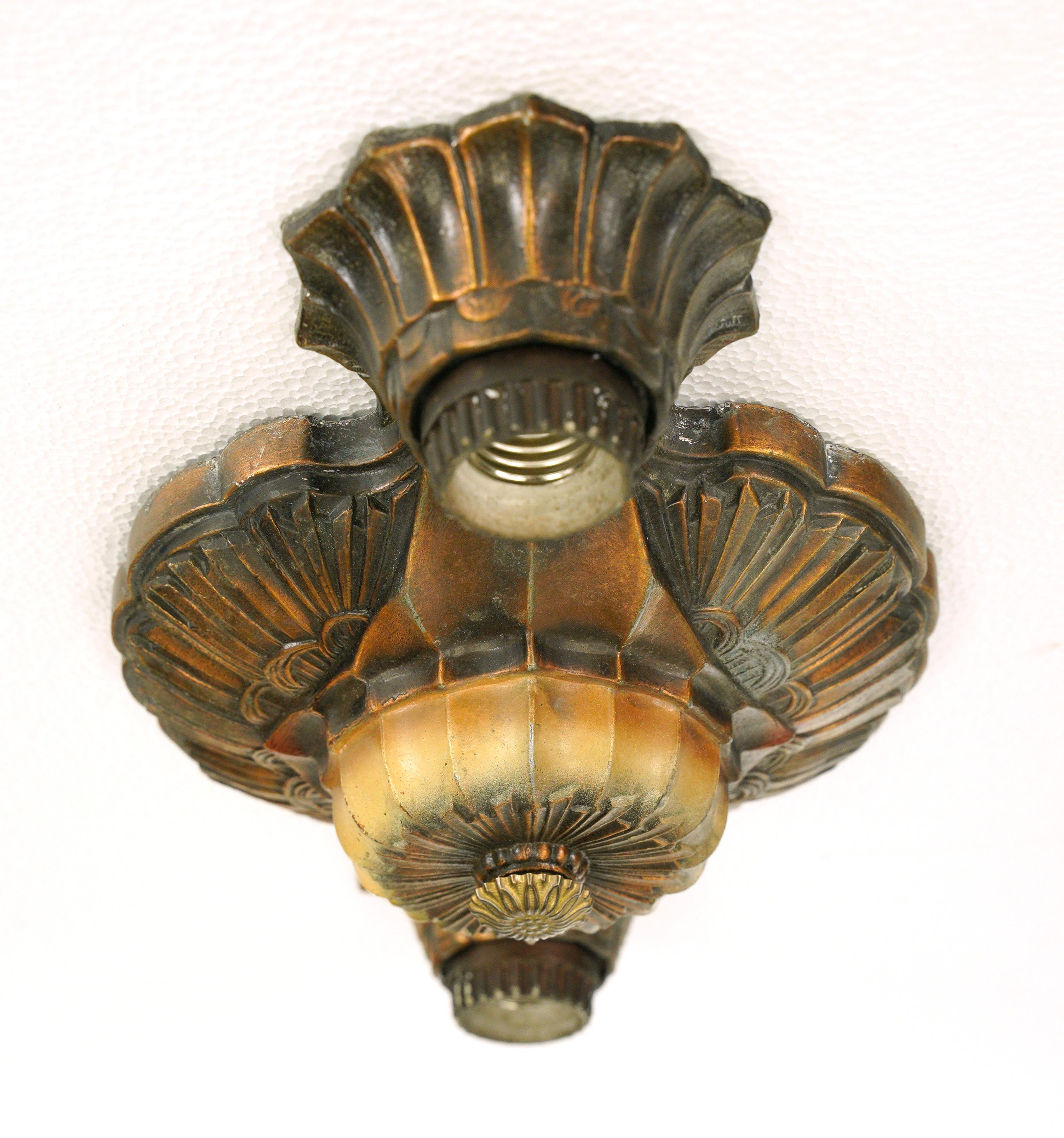 Restaurierte antike Art-Déco-Einbaubeleuchtung mit zwei Glühbirnen (Bronze) im Angebot