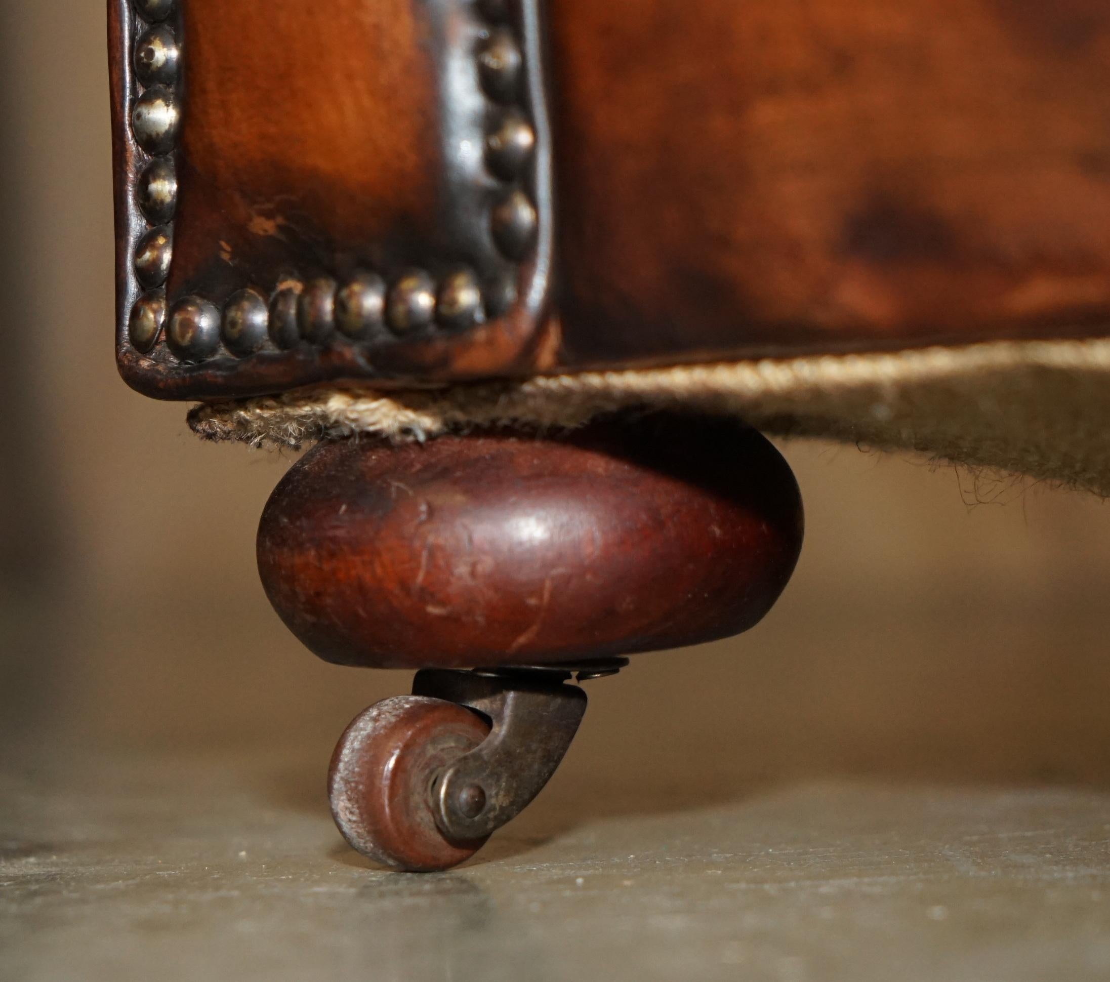 RESTORIERTER ANTiQUE CHESTERFIELD CLUB ARMSTUHL BROWN LEATHER PORCELAIN CASTORS im Angebot 4