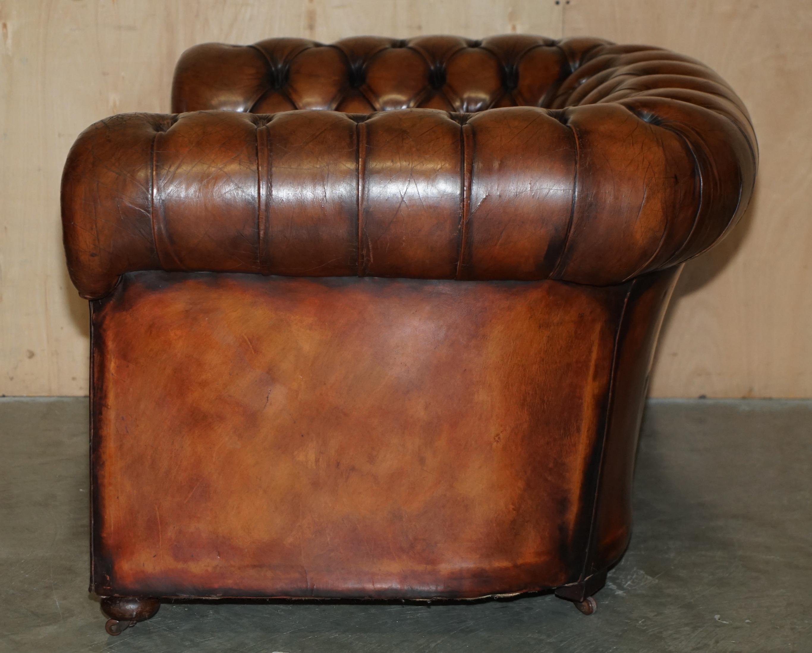 RESTORIERTER ANTiQUE CHESTERFIELD CLUB ARMSTUHL BROWN LEATHER PORCELAIN CASTORS im Angebot 7