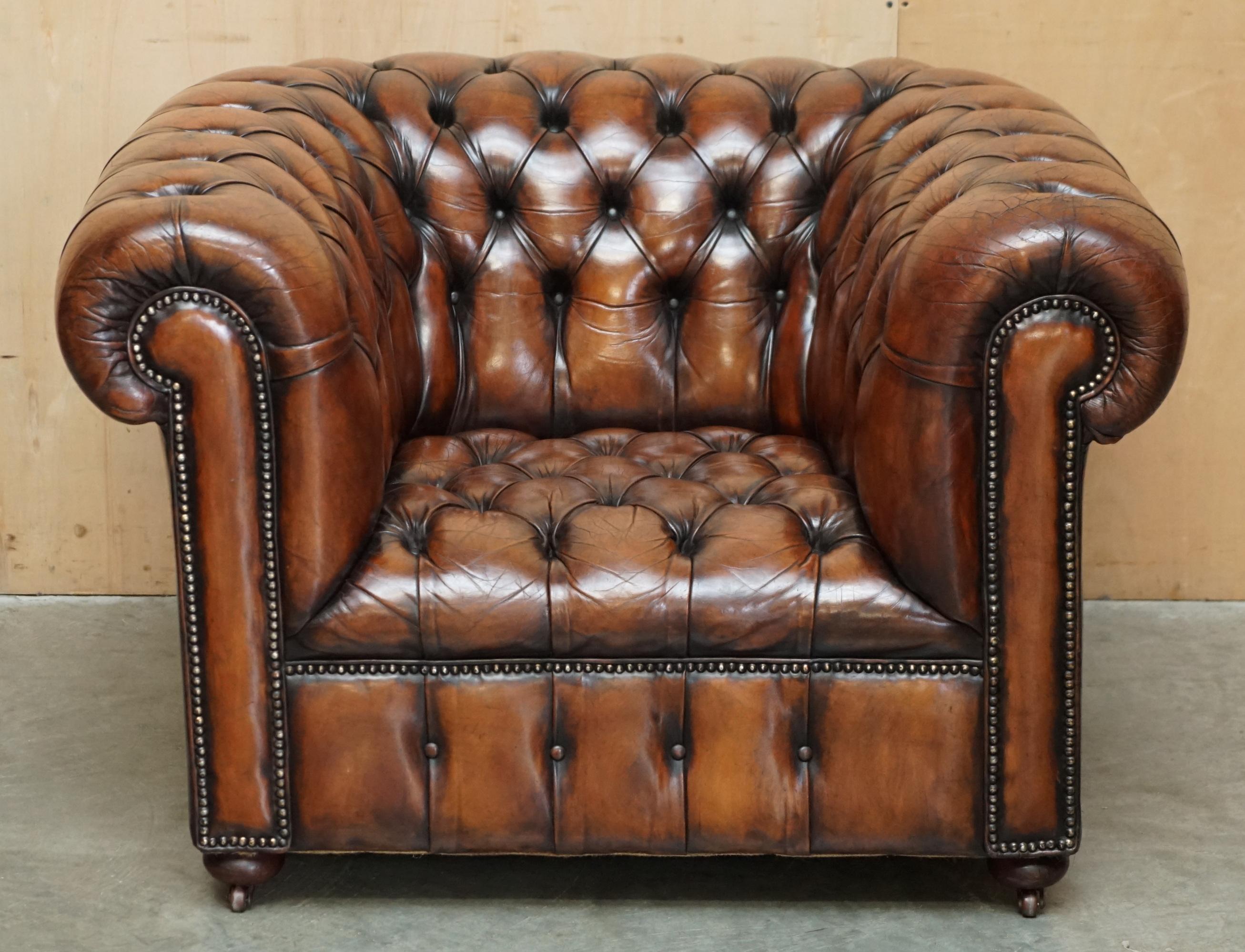 Royal House Antiques

Royal House Antiques freut sich, diesen absolut atemberaubenden, originalen Chesterfield Clubsessel im Art Deco-Stil aus den 1920er Jahren mit Spiralfederung und verbesserten Porzellanrollen zum Verkauf anbieten zu können.