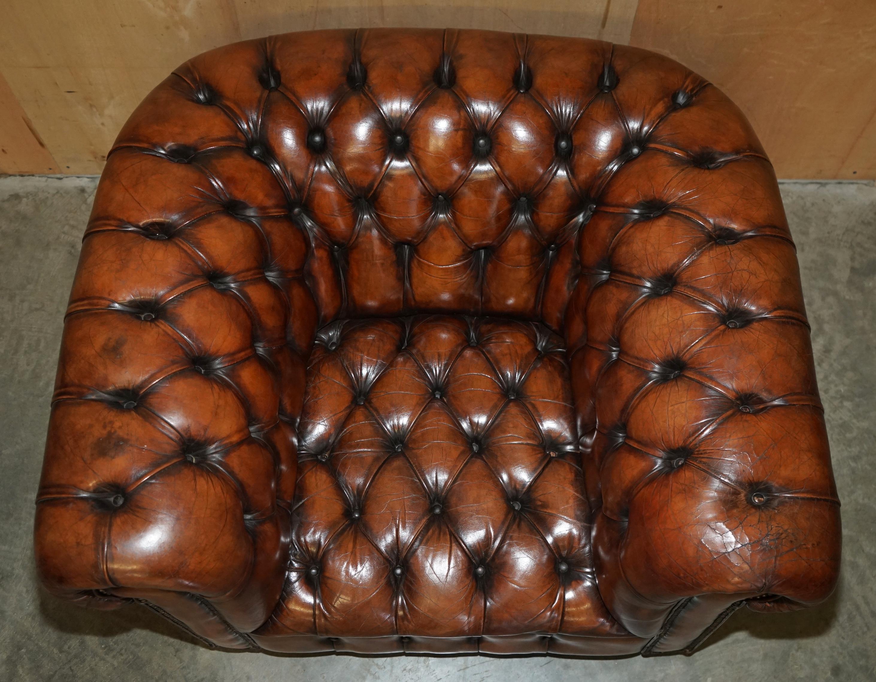 RESTORIERTER ANTiQUE CHESTERFIELD CLUB ARMSTUHL BROWN LEATHER PORCELAIN CASTORS (Englisch) im Angebot