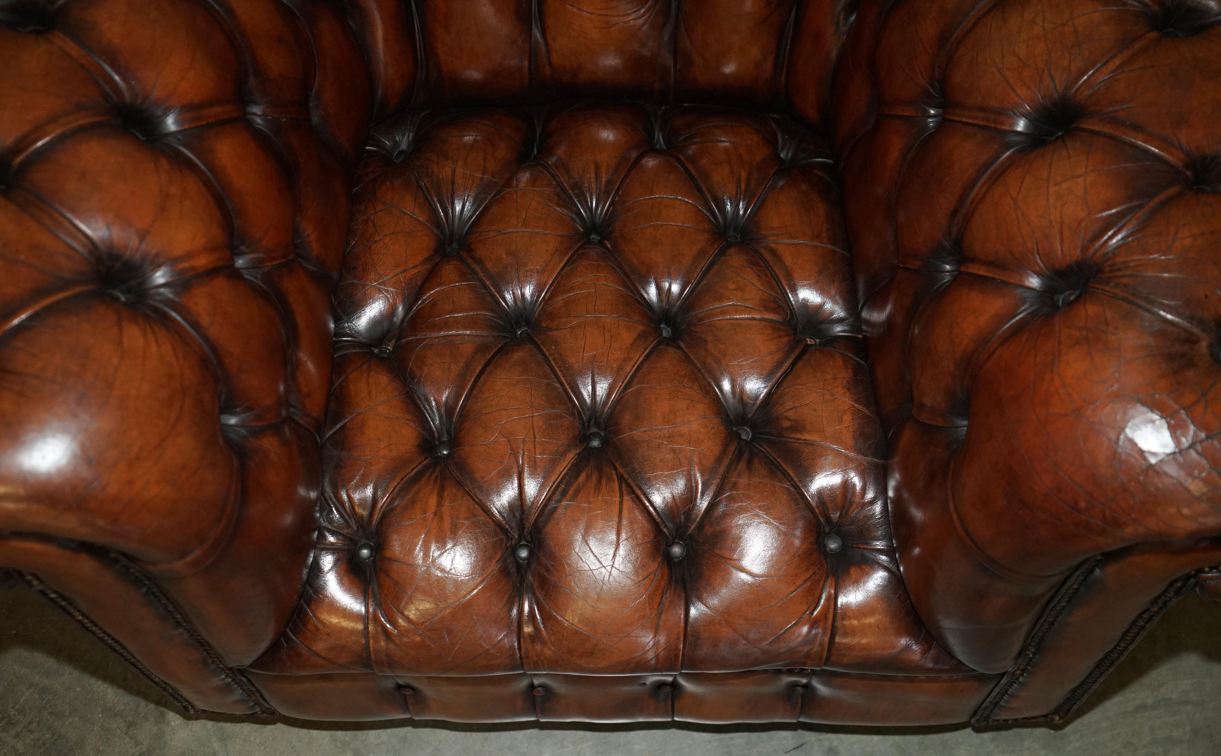 RESTORIERTER ANTiQUE CHESTERFIELD CLUB ARMSTUHL BROWN LEATHER PORCELAIN CASTORS (Handgefertigt) im Angebot