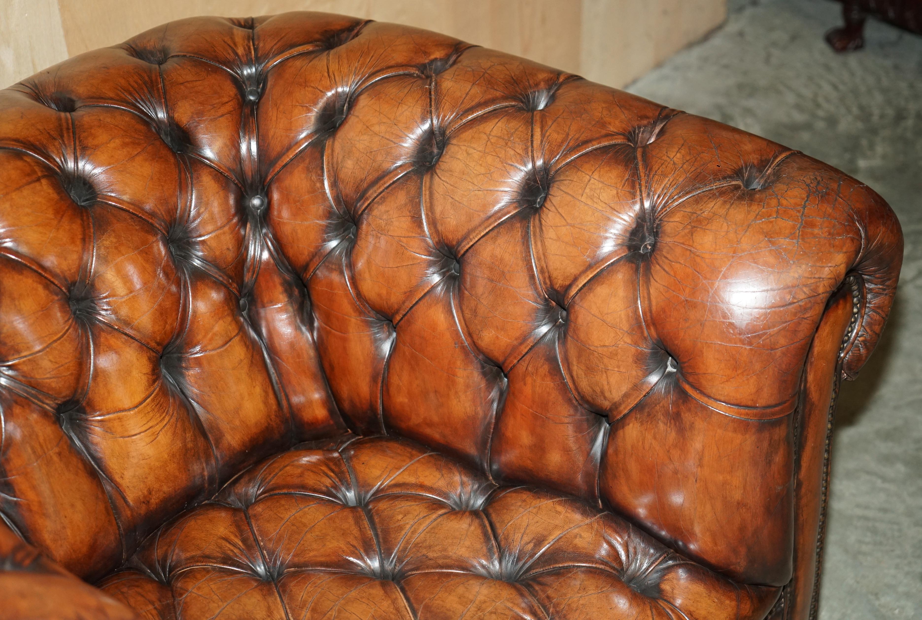 RESTORIERTER ANTiQUE CHESTERFIELD CLUB ARMSTUHL BROWN LEATHER PORCELAIN CASTORS im Zustand „Gut“ im Angebot in West Sussex, Pulborough