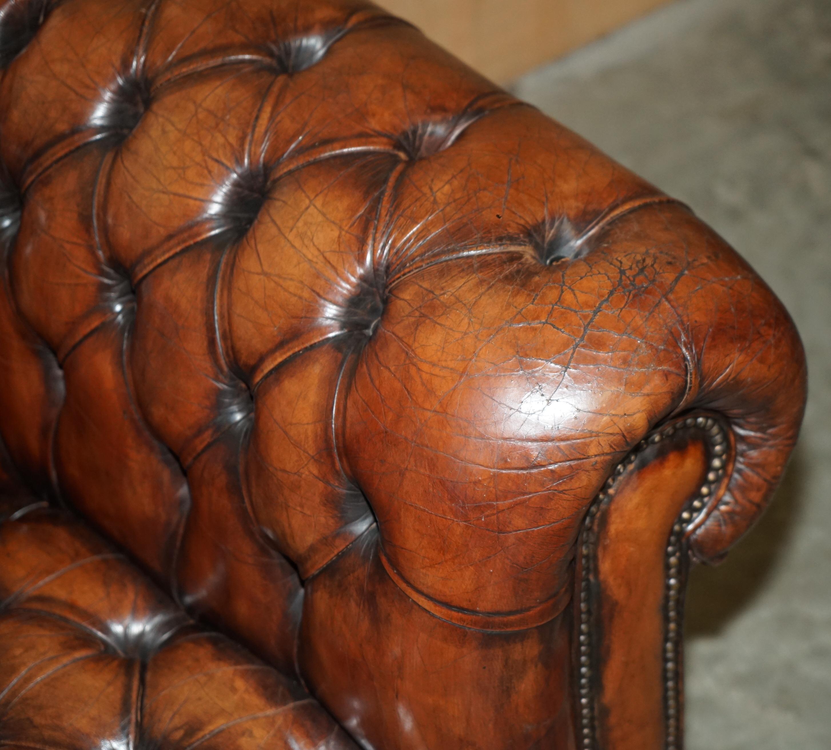 RESTORIERTER ANTiQUE CHESTERFIELD CLUB ARMSTUHL BROWN LEATHER PORCELAIN CASTORS (Frühes 20. Jahrhundert) im Angebot