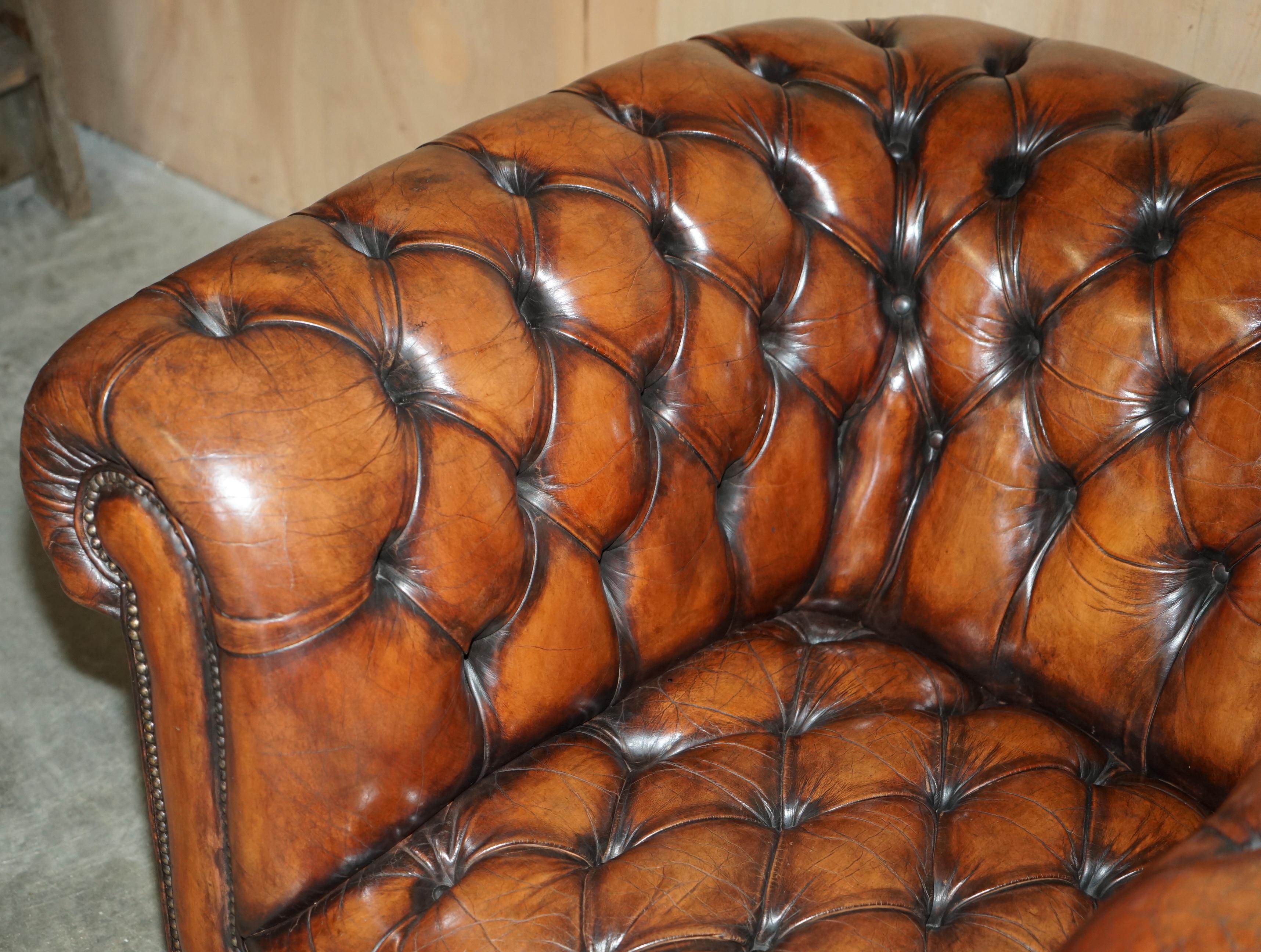 RESTORIERTER ANTiQUE CHESTERFIELD CLUB ARMSTUHL BROWN LEATHER PORCELAIN CASTORS (Leder) im Angebot