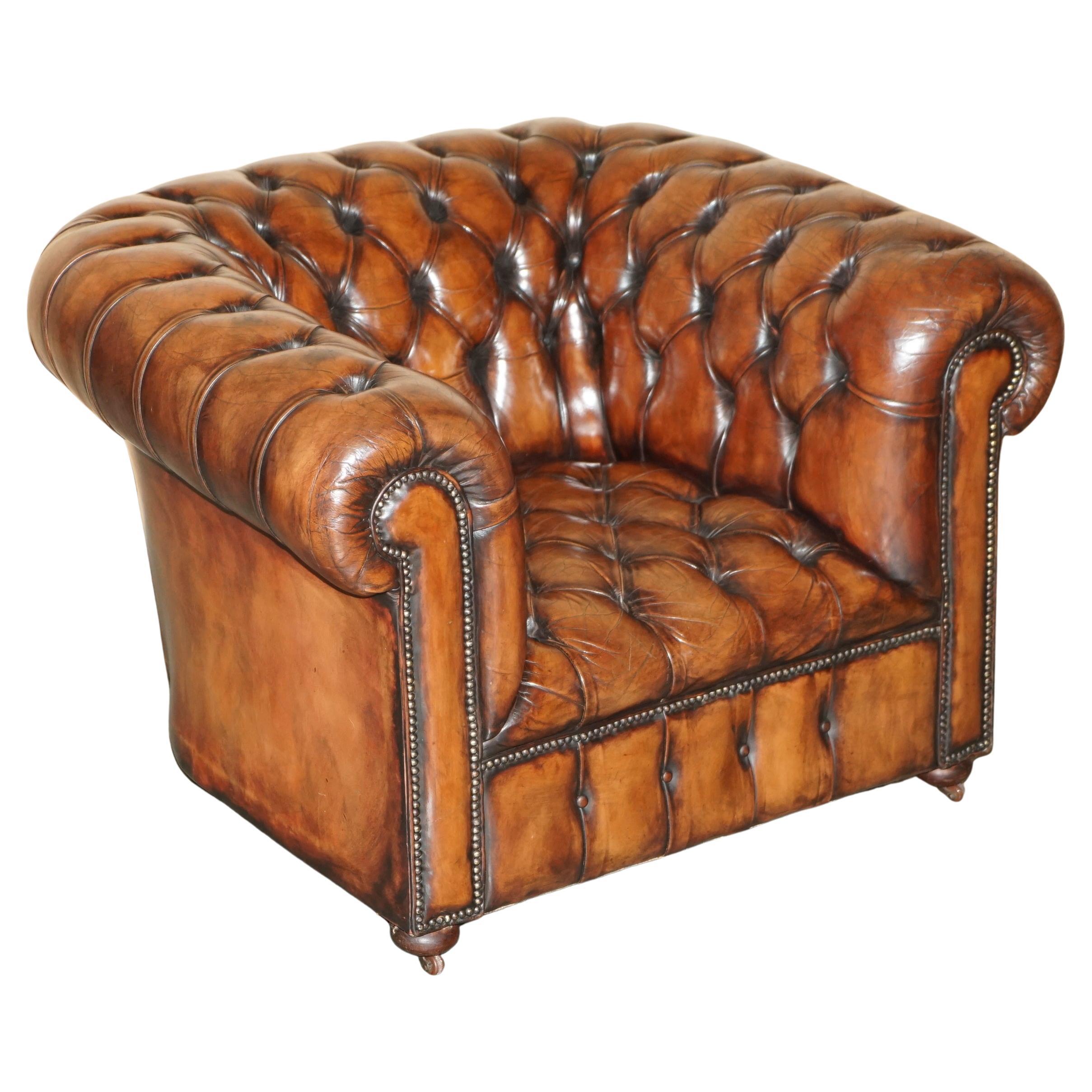 RESTORIERTER ANTiQUE CHESTERFIELD CLUB ARMSTUHL BROWN LEATHER PORCELAIN CASTORS im Angebot