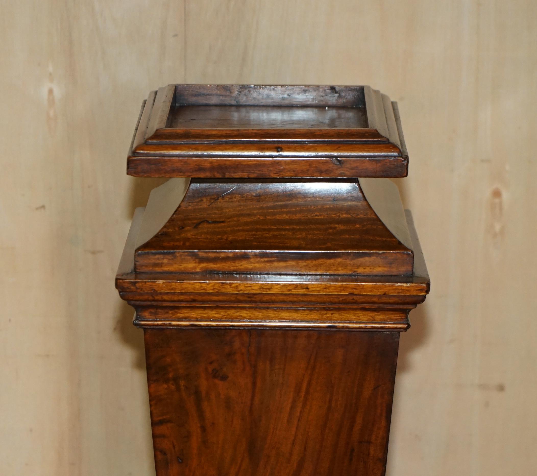 English RESTORED ANTiQUE CIRCA 1870 SHERATON WALNUT & FLAMED HARDWOOD JARDINIERE STAND For Sale