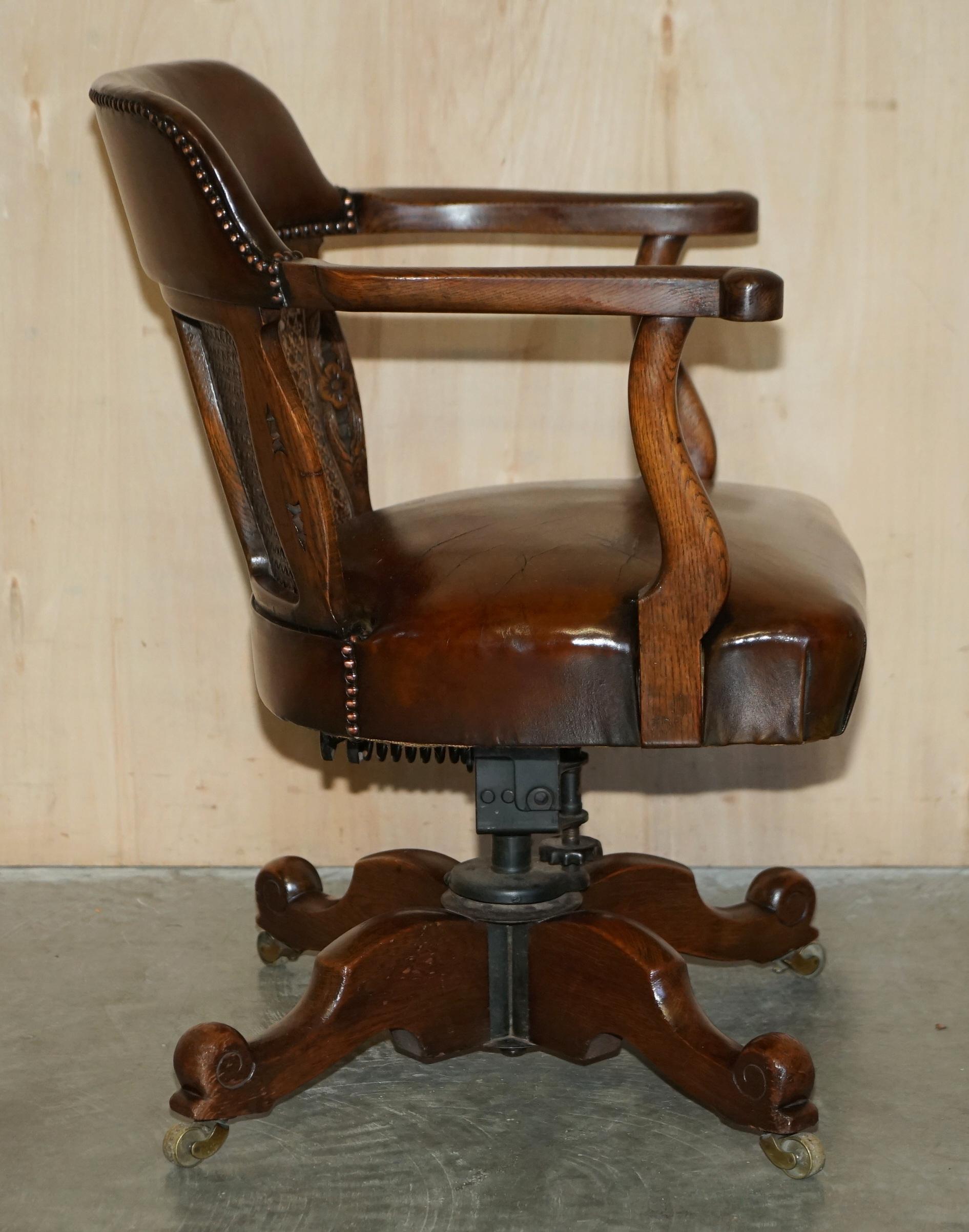 RESTORED ANTIQUE CIRCA 1880 BERGERE & BROWN LEATHER BARREL BACK CAPTAiNS CHAIR For Sale 7