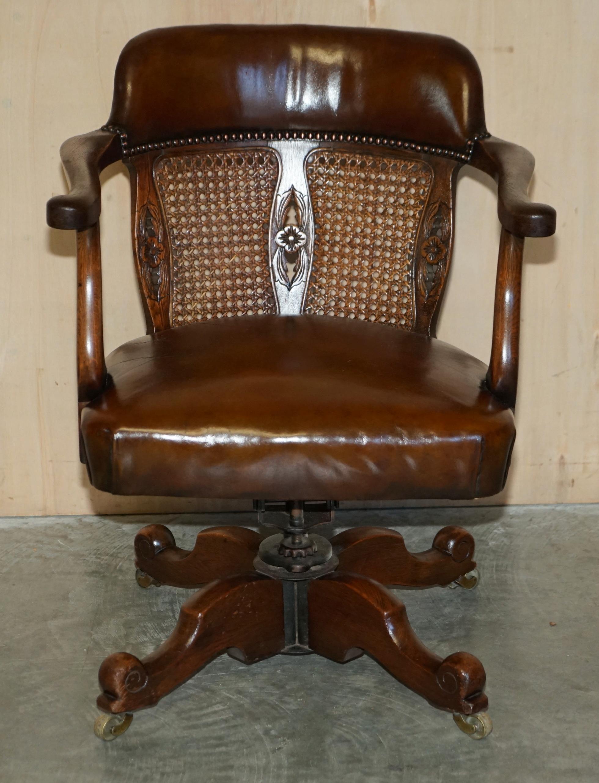 Royal House Antiques

Royal House Antiques freut sich, diesen vollständig restaurierten Bürostuhl aus Bergere und handgefärbtem braunem Leder von circa 1880 mit originalem schmiedeeisernem Drehwerk auf einem englischen Eichensockel zum Verkauf