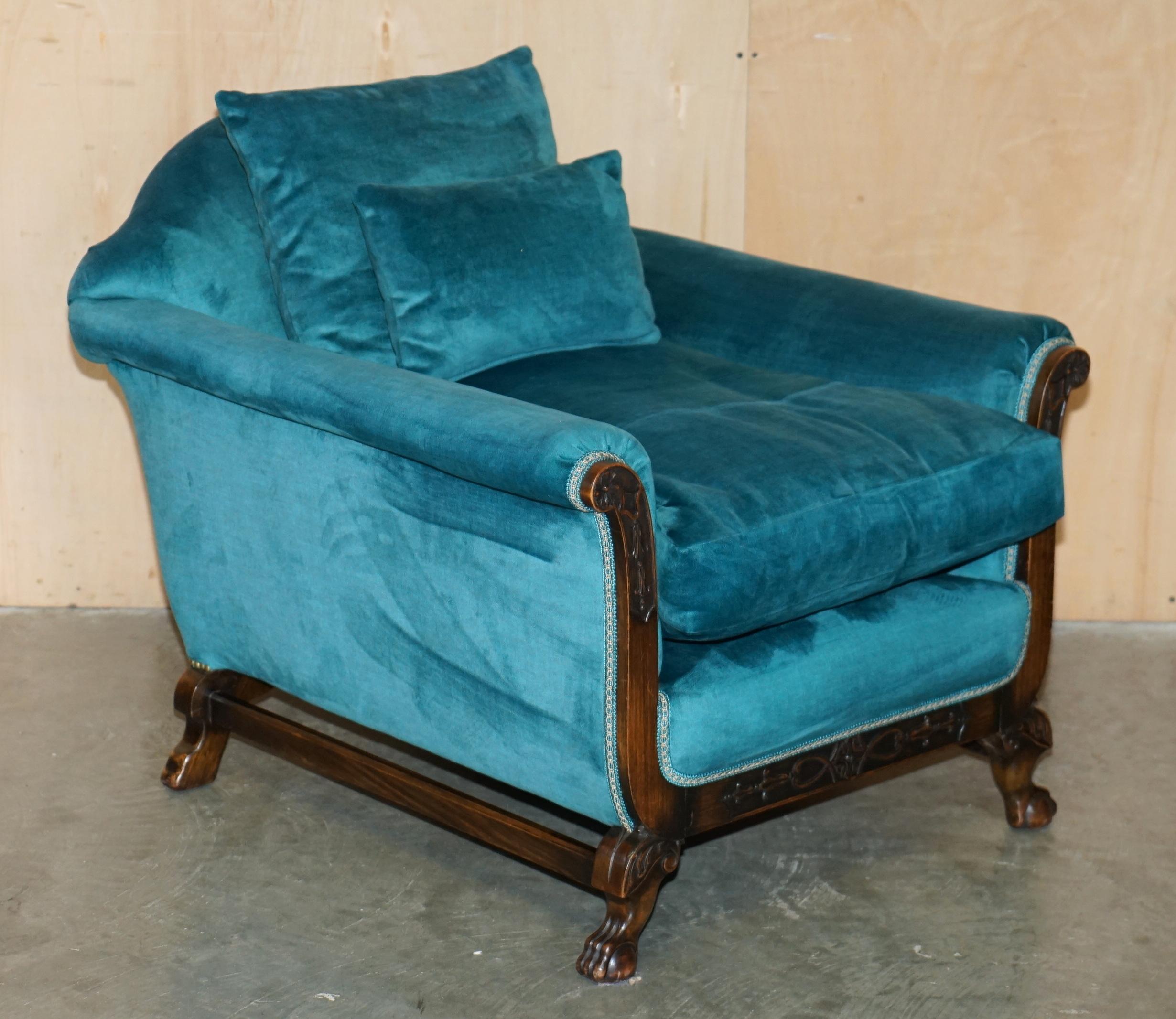 RESTORED ANTIQUE CIRCA 1900 BLUE VELVET CLAW & BALL FEET SOFA & ARMCHAIR SUiTE For Sale 2