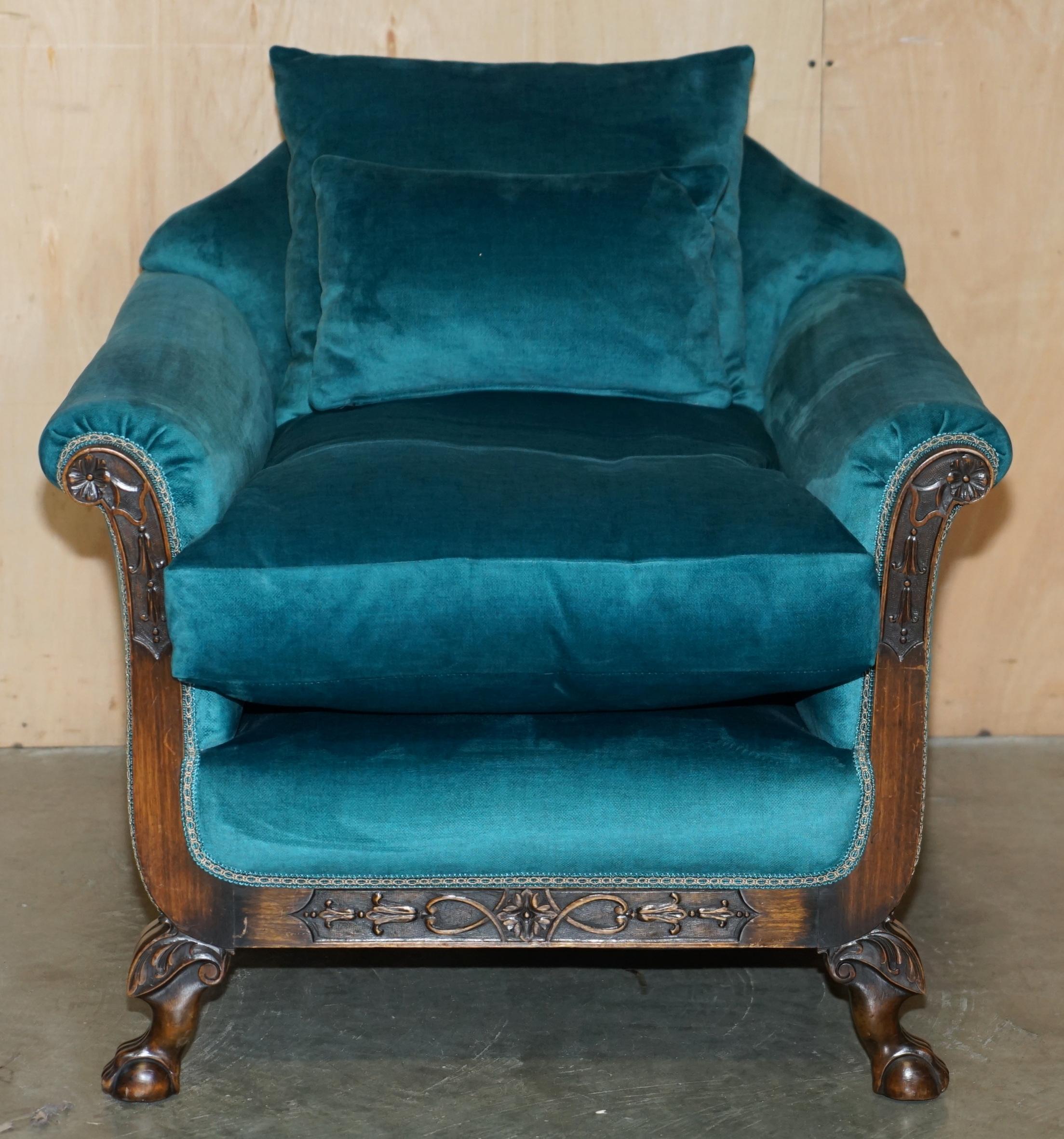 RESTORED ANTIQUE CIRCA 1900 BLUE VELVET CLAW & BALL FEET SOFA & ARMCHAIR SUiTE For Sale 3