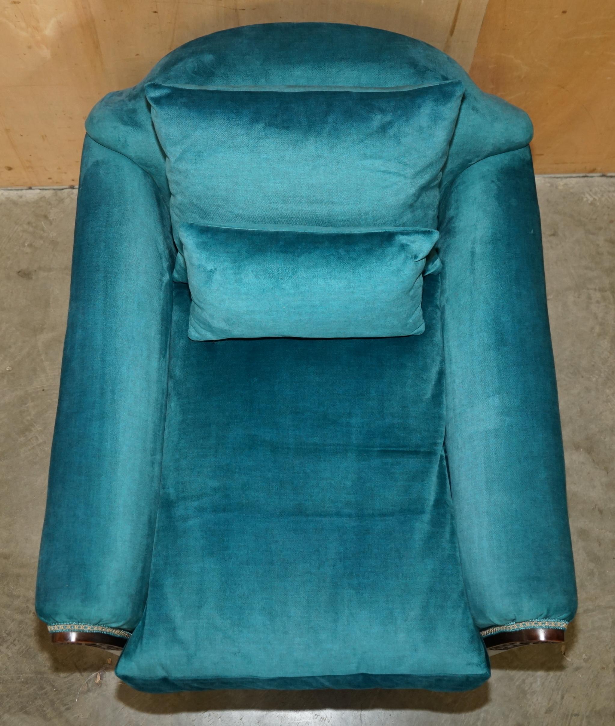 RESTORED ANTIQUE CIRCA 1900 BLUE VELVET CLAW & BALL FEET SOFA & ARMCHAIR SUiTE For Sale 4