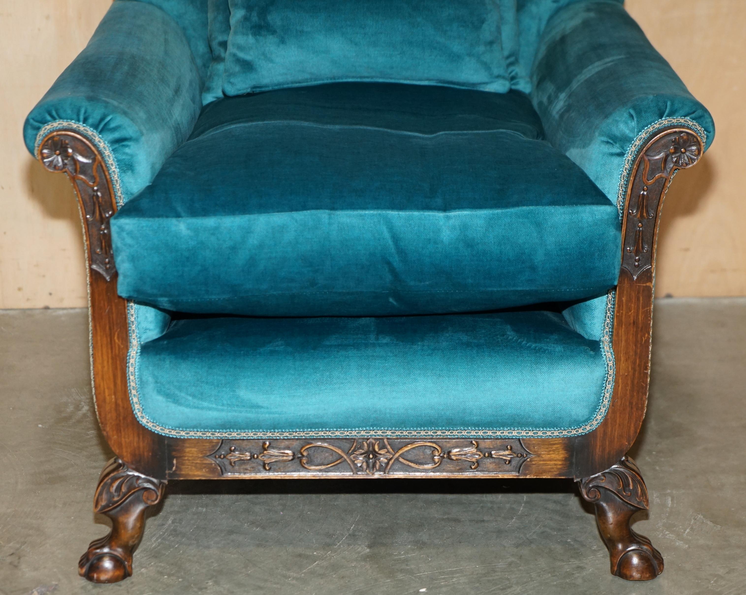 RESTORED ANTIQUE CIRCA 1900 BLUE VELVET CLAW & BALL FEET SOFA & ARMCHAIR SUiTE For Sale 5