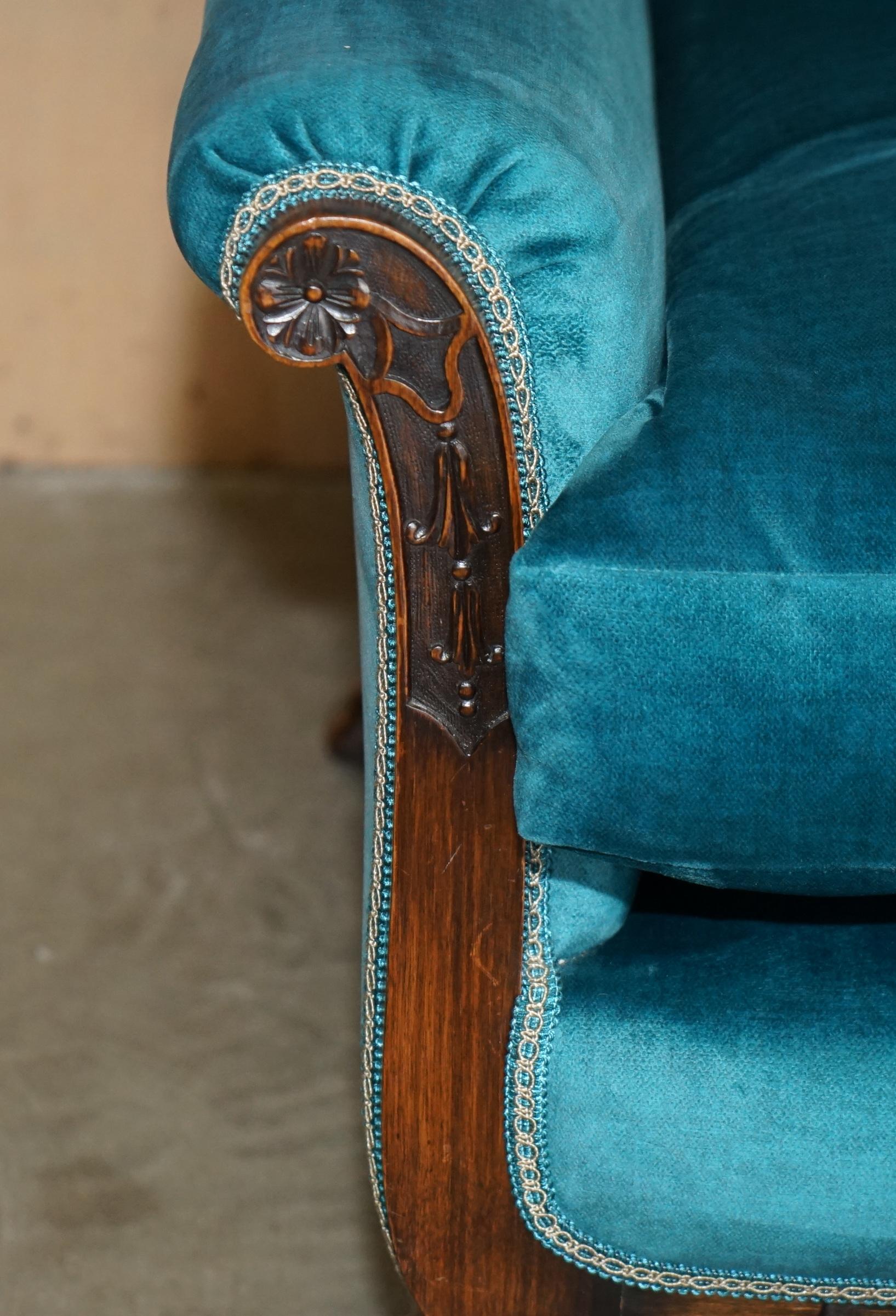 RESTORED ANTIQUE CIRCA 1900 BLUE VELVET CLAW & BALL FEET SOFA & ARMCHAIR SUiTE For Sale 6