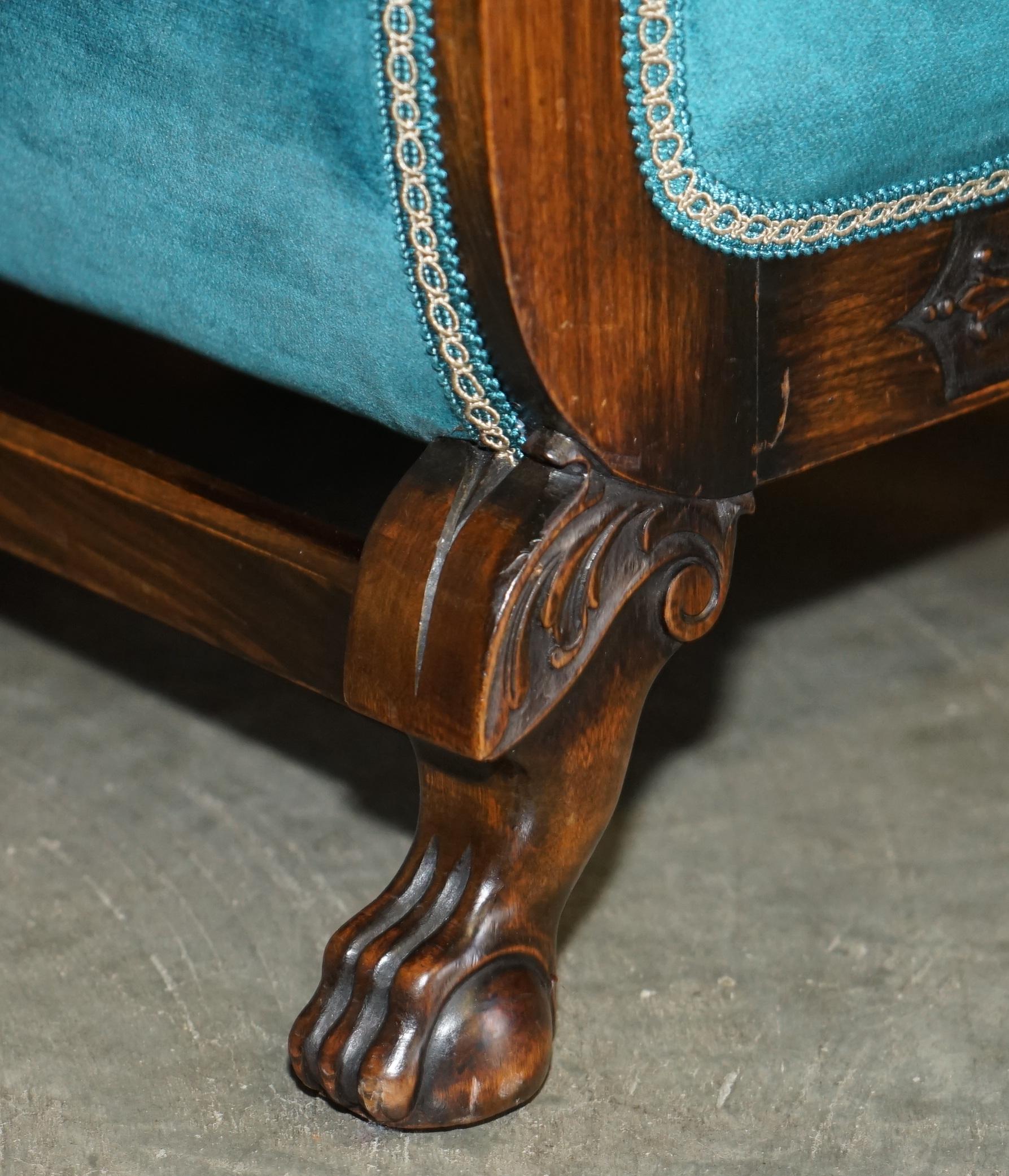 RESTORED ANTIQUE CIRCA 1900 BLUE VELVET CLAW & BALL FEET SOFA & ARMCHAIR SUiTE For Sale 7