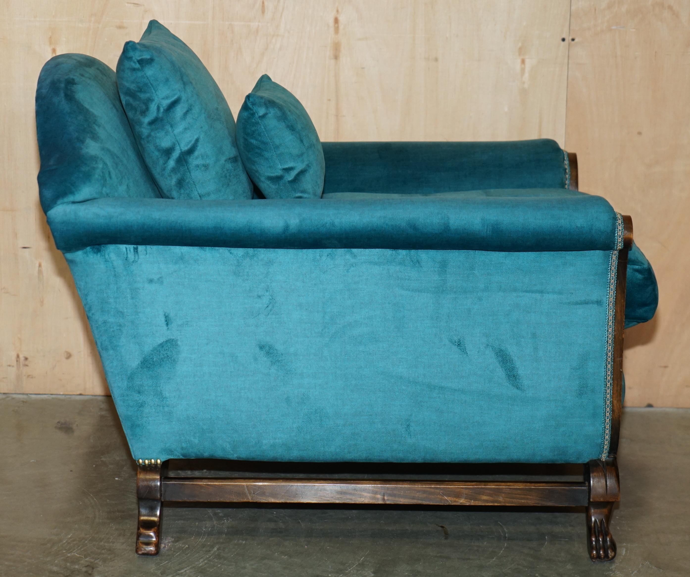 RESTORED ANTIQUE CIRCA 1900 BLUE VELVET CLAW & BALL FEET SOFA & ARMCHAIR SUiTE For Sale 9