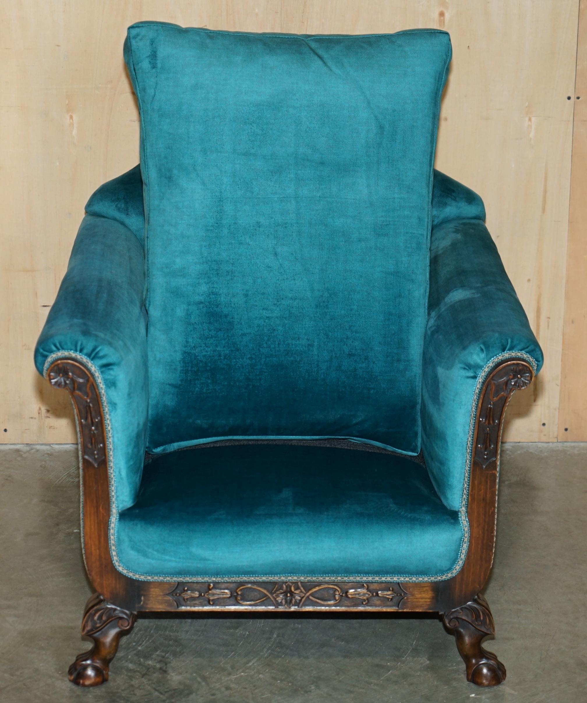 RESTORED ANTIQUE CIRCA 1900 BLUE VELVET CLAW & BALL FEET SOFA & ARMCHAIR SUiTE For Sale 11