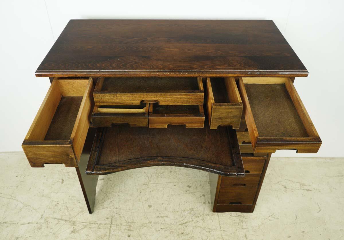 Restaurierte antike dunkle Holz Ton Kiefer Juweliere Schreibtisch (amerikanisch) im Angebot