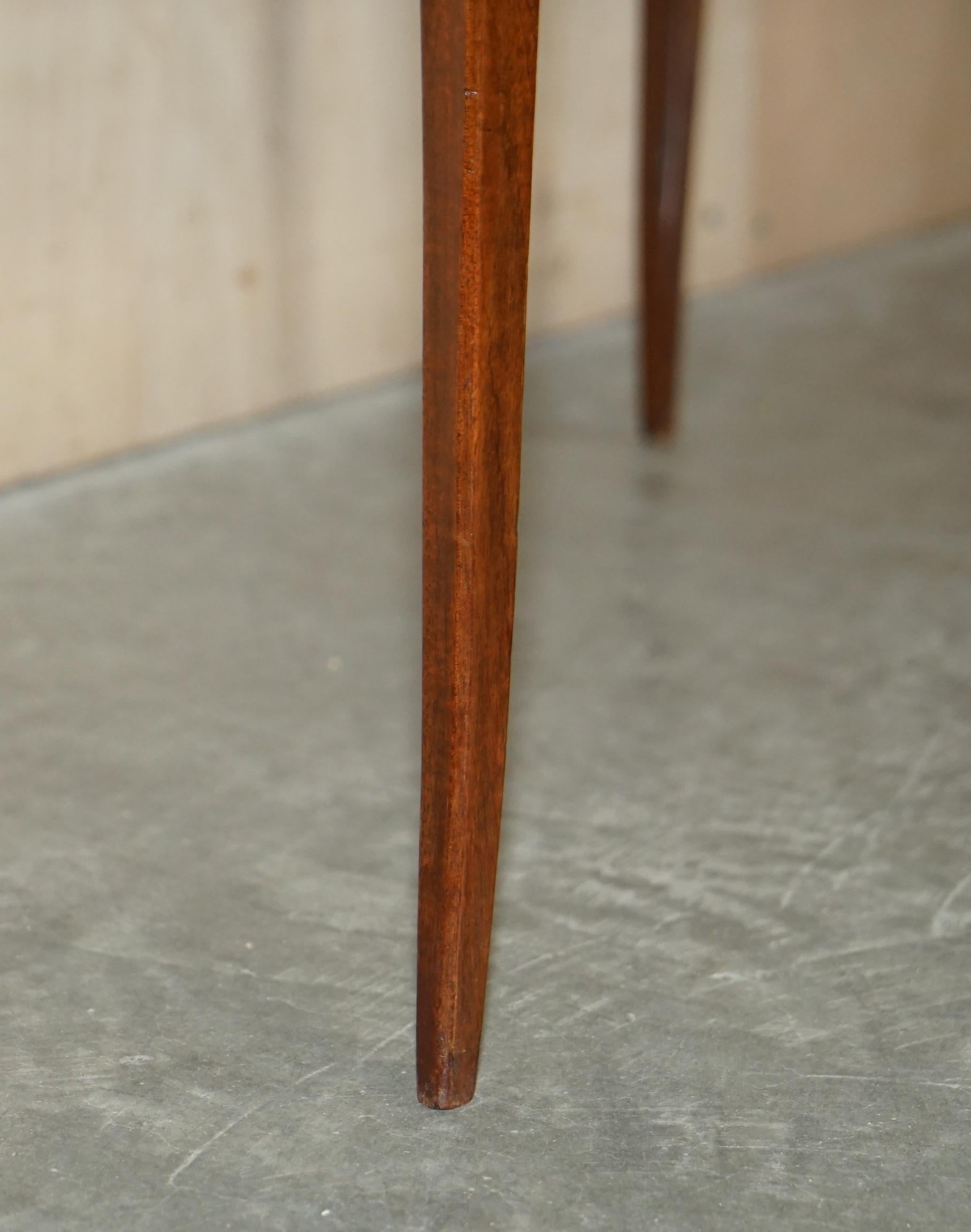 Mesa auxiliar antigua restaurada en forma de riñón con cajones Tapa de cuero marrón en venta 2
