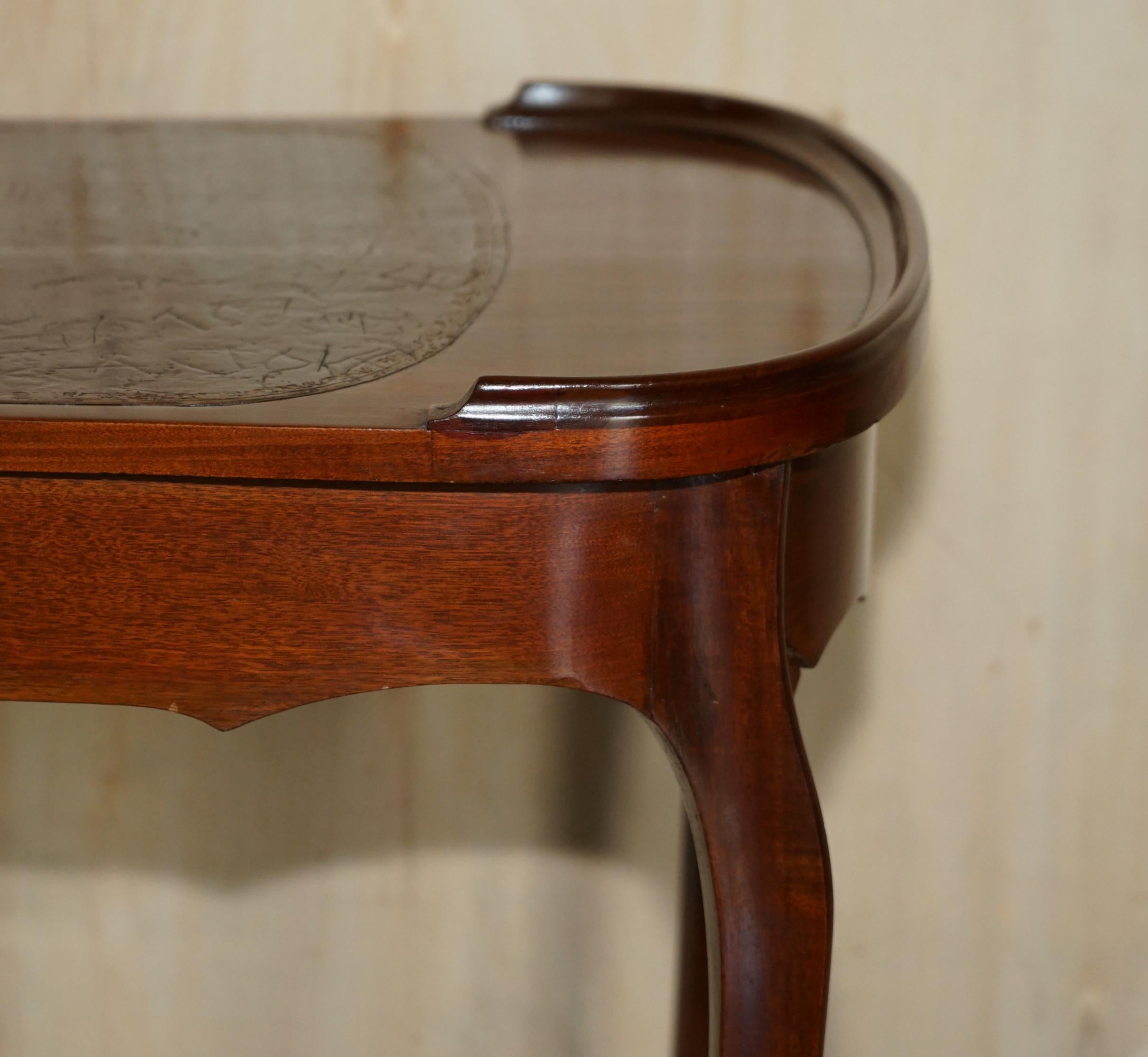 Mesa auxiliar antigua restaurada en forma de riñón con cajones Tapa de cuero marrón en venta 3