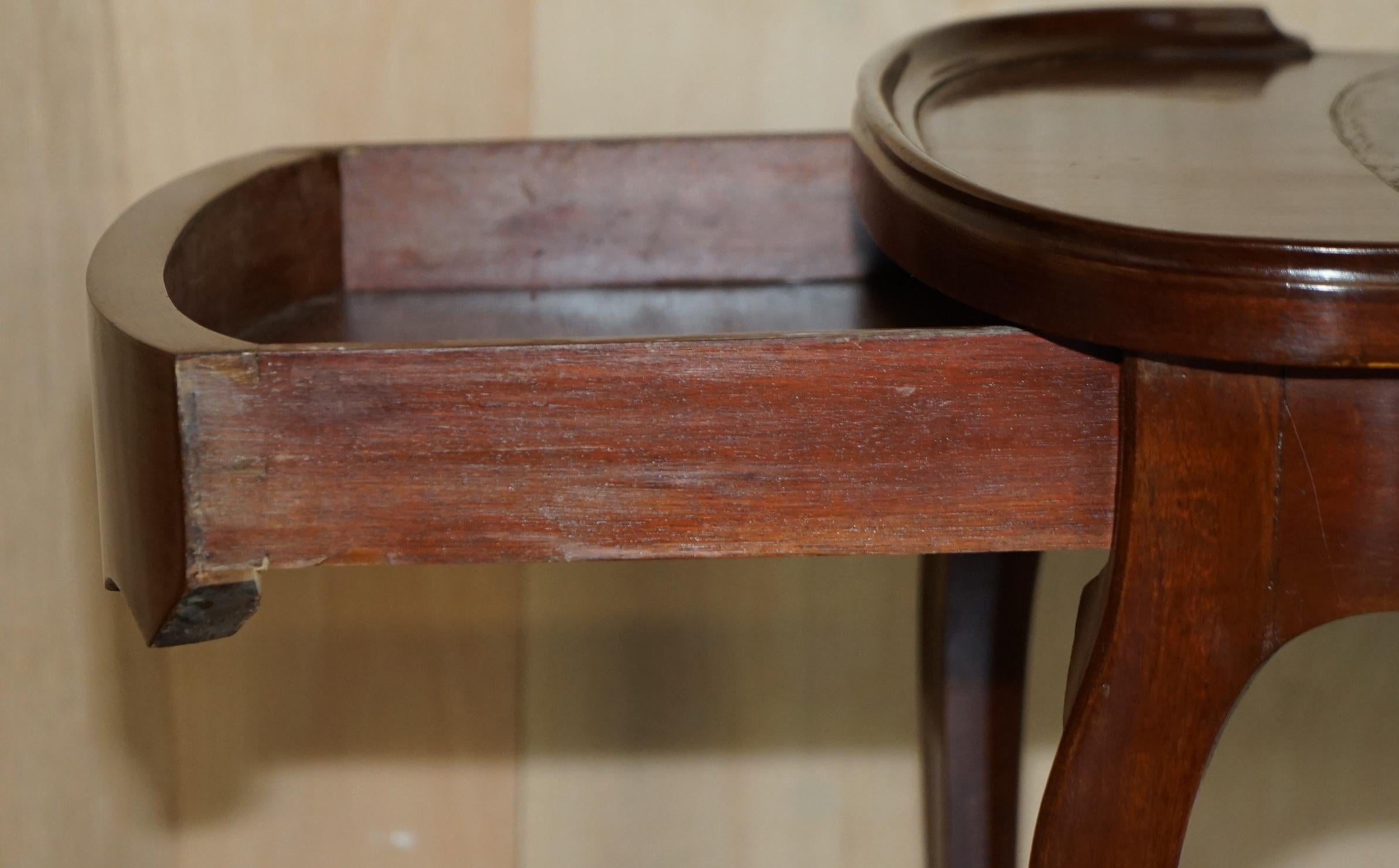 Restaurierter antiker knöchelförmiger Beistelltisch mit Schubladen und brauner Lederplatte im Angebot 13
