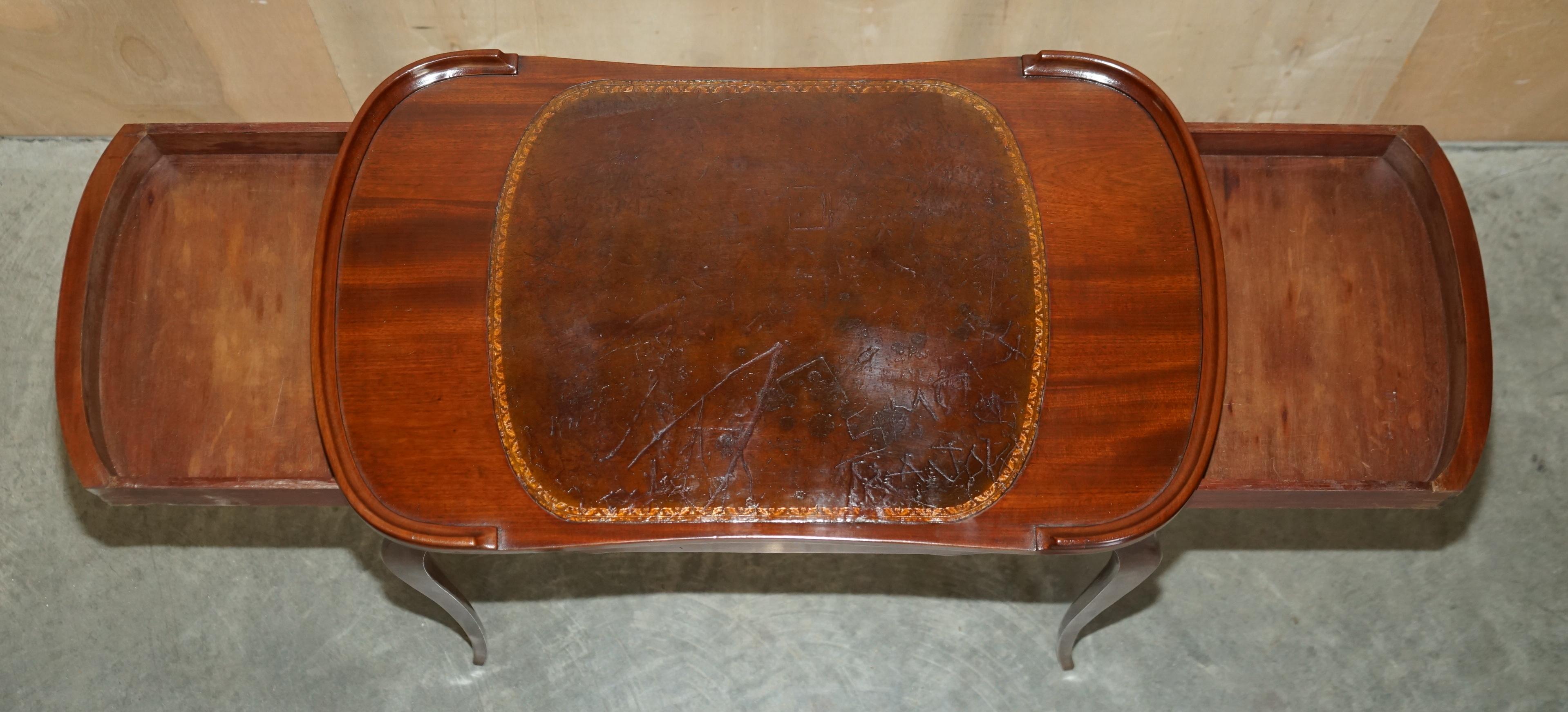 Mesa auxiliar antigua restaurada en forma de riñón con cajones Tapa de cuero marrón en venta 11
