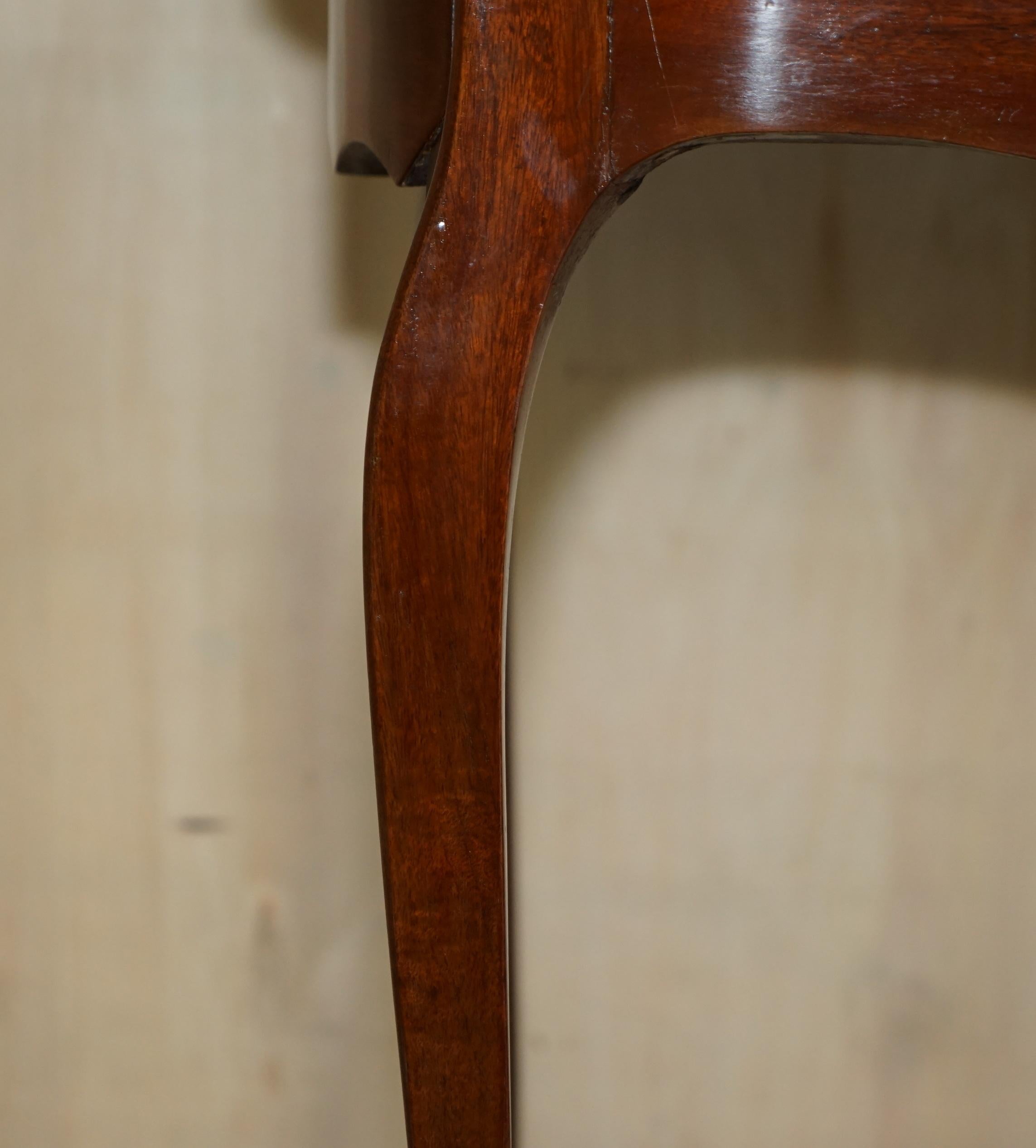 Restaurierter antiker knöchelförmiger Beistelltisch mit Schubladen und brauner Lederplatte im Angebot 2
