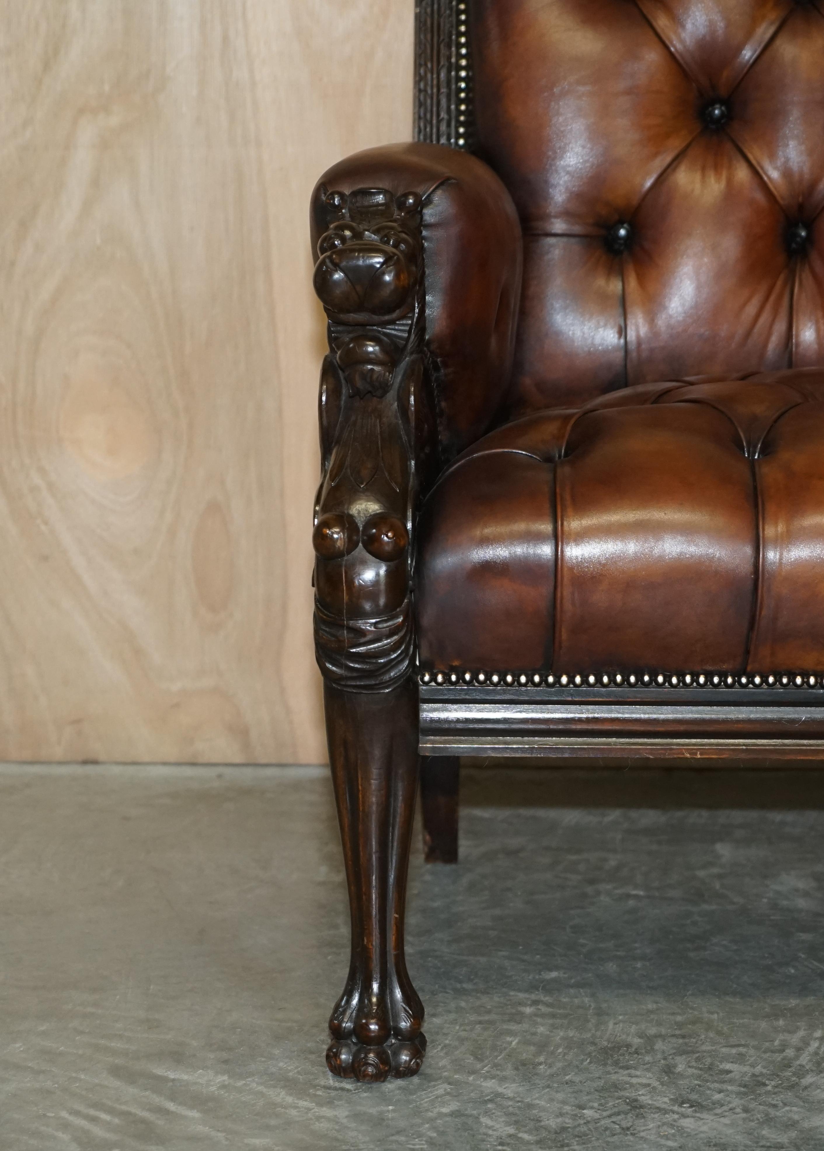 RESTORED ANTIQUE LiON HAND CARVED BROWN LEATHER CHESTERFIELD SOFA ARMCHAIR SUITE (Leder) im Angebot