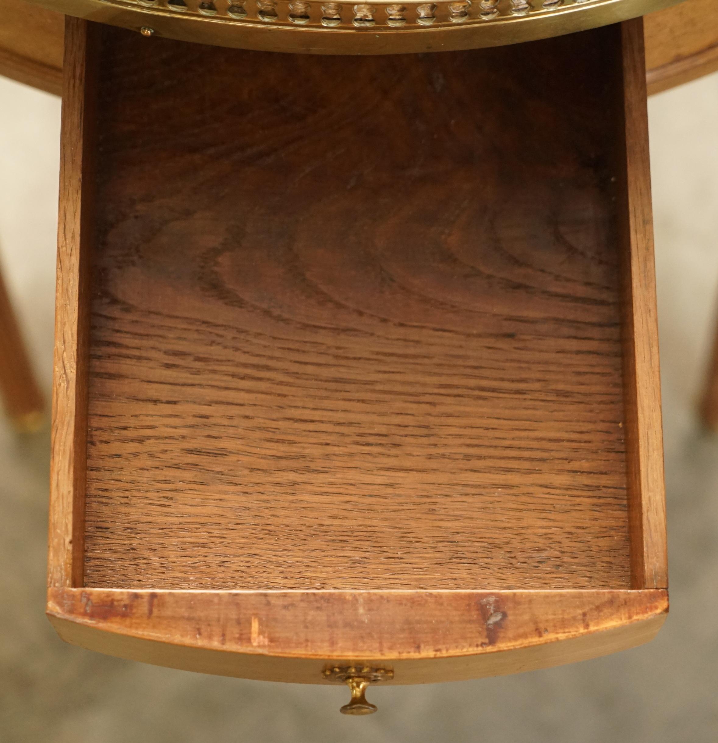 Tables d'appoint anciennes Napoléon III restaurées avec plateau en cuir marron en vente 12