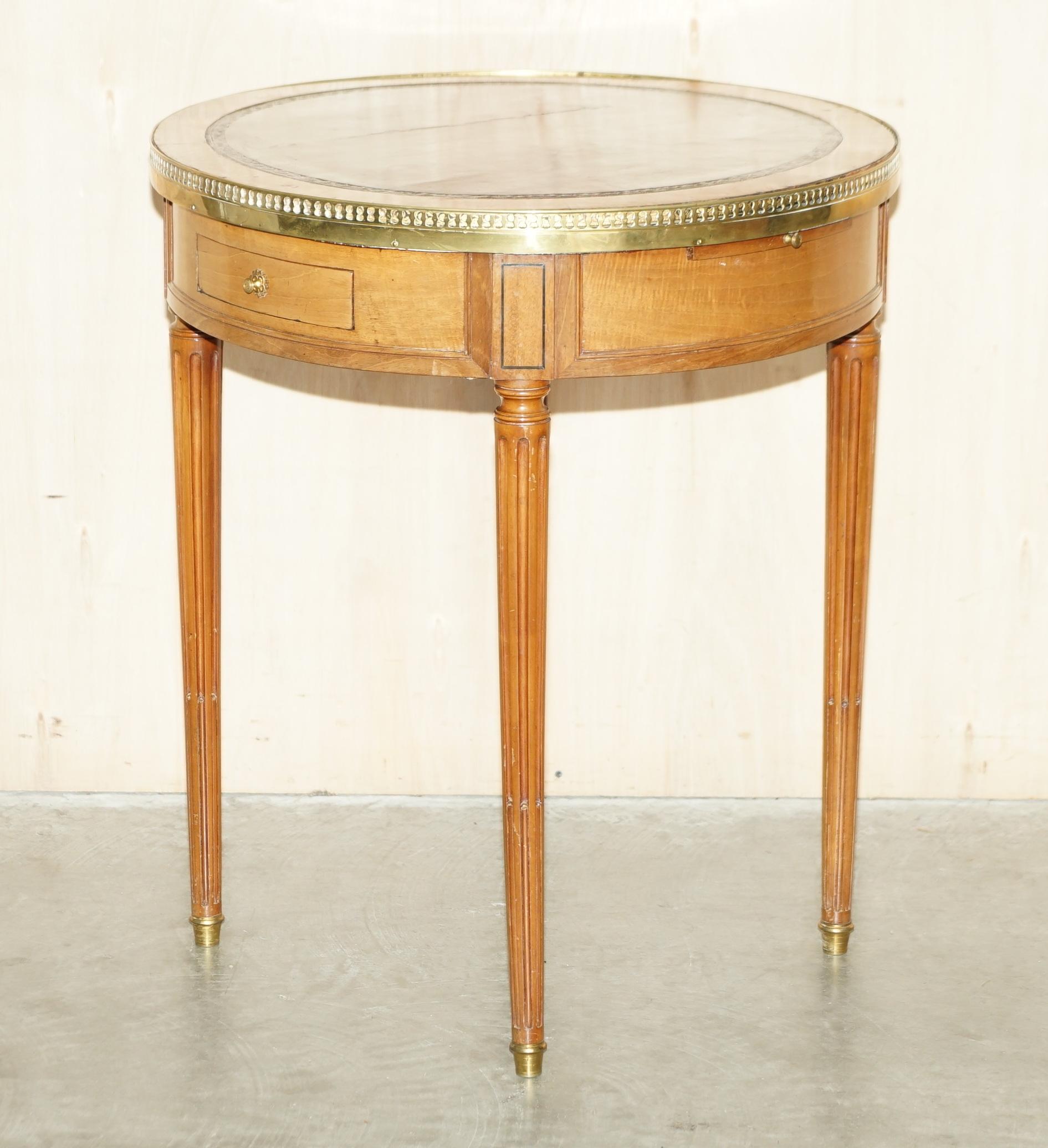 Nous avons le plaisir de proposer à la vente cette charmante table d'appoint Napoléon III entièrement restaurée, avec galerie en laiton, plateau en cuir brun et plateaux de service coulissants. 

Une belle table bien faite et désirable, elle a une