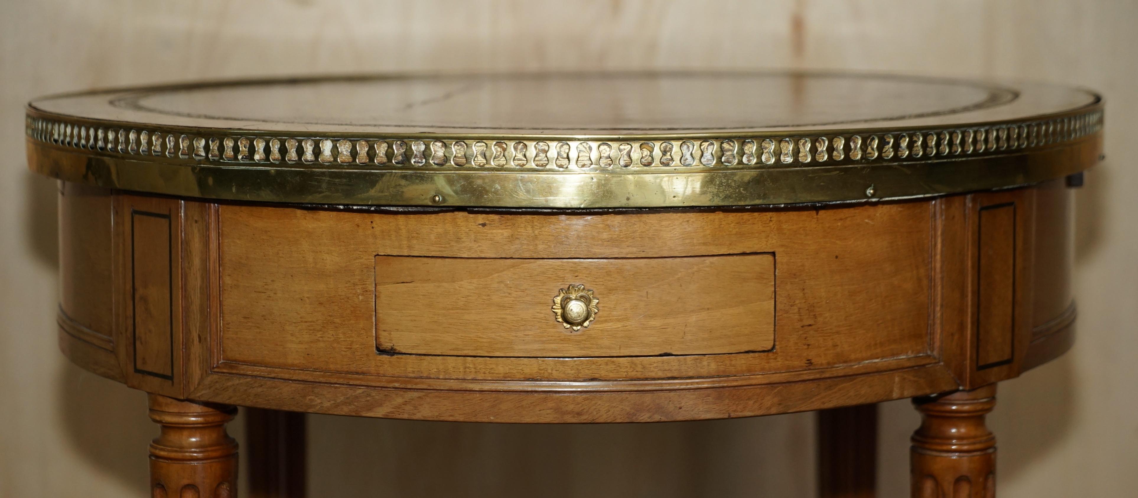 Fait main Tables d'appoint anciennes Napoléon III restaurées avec plateau en cuir marron en vente