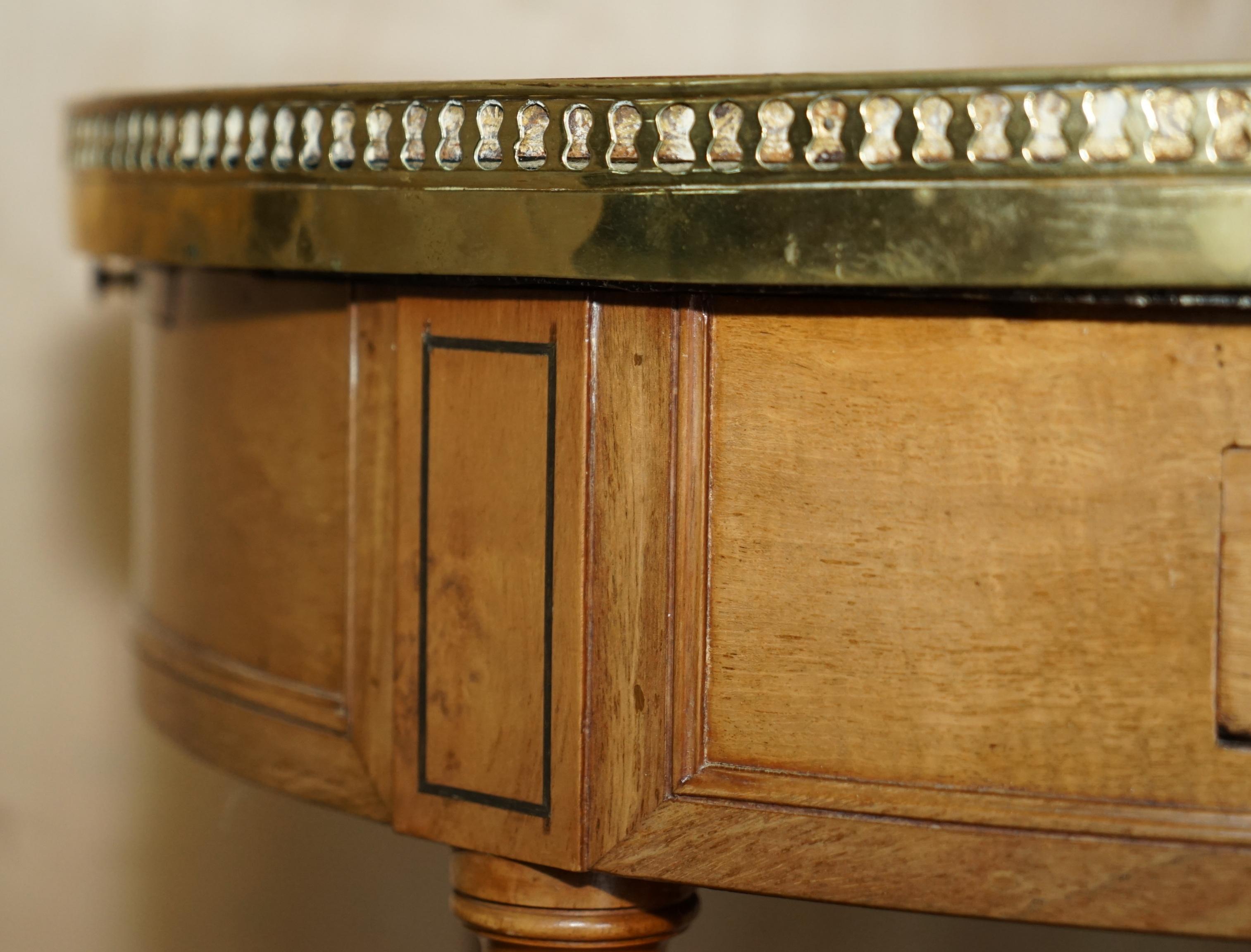 Restaurierter antiker Napoleon III.-Beistelltisch mit brauner Lederplatte und Butler-Tablett im Angebot 1