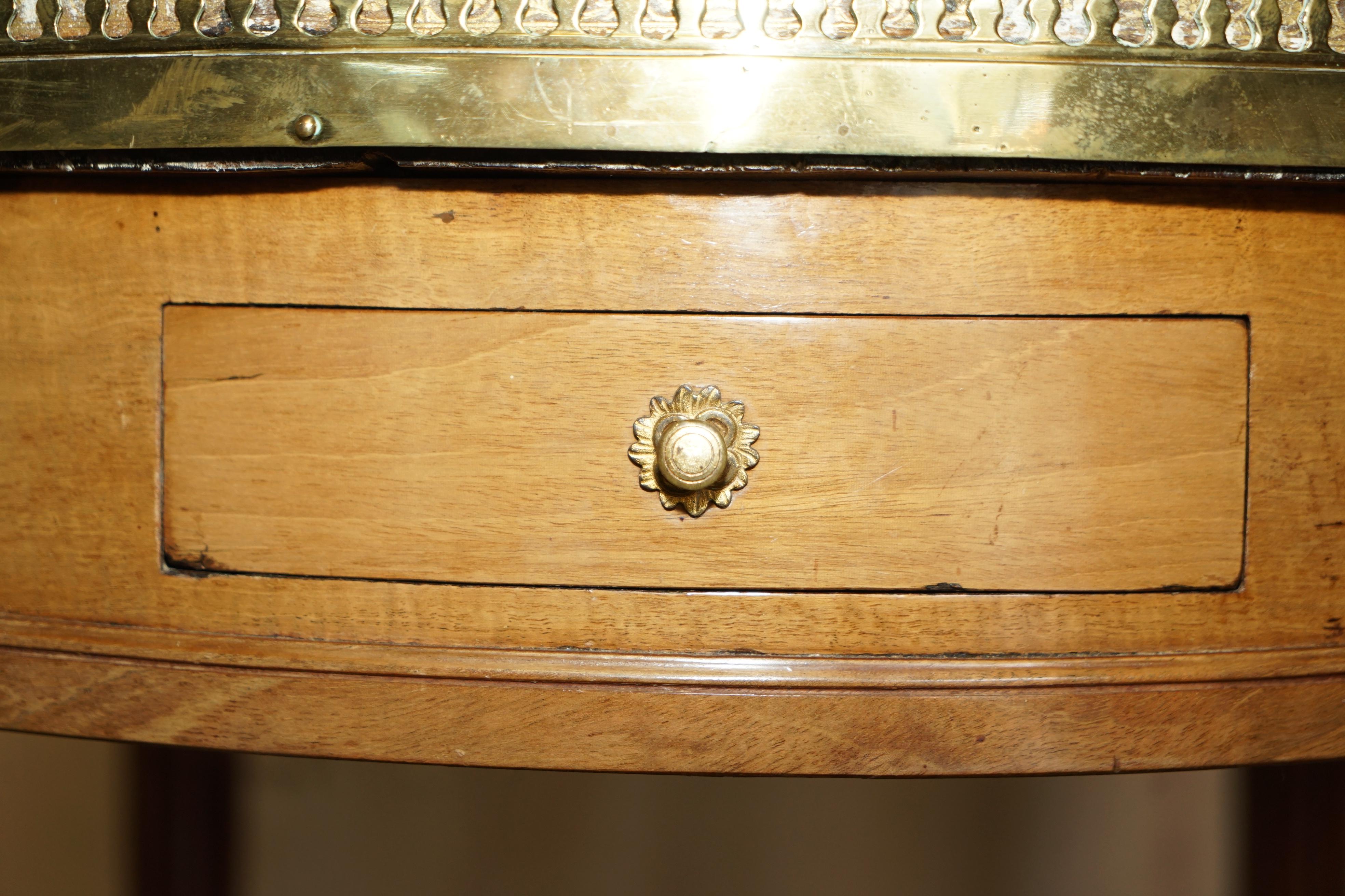 Tables d'appoint anciennes Napoléon III restaurées avec plateau en cuir marron en vente 1