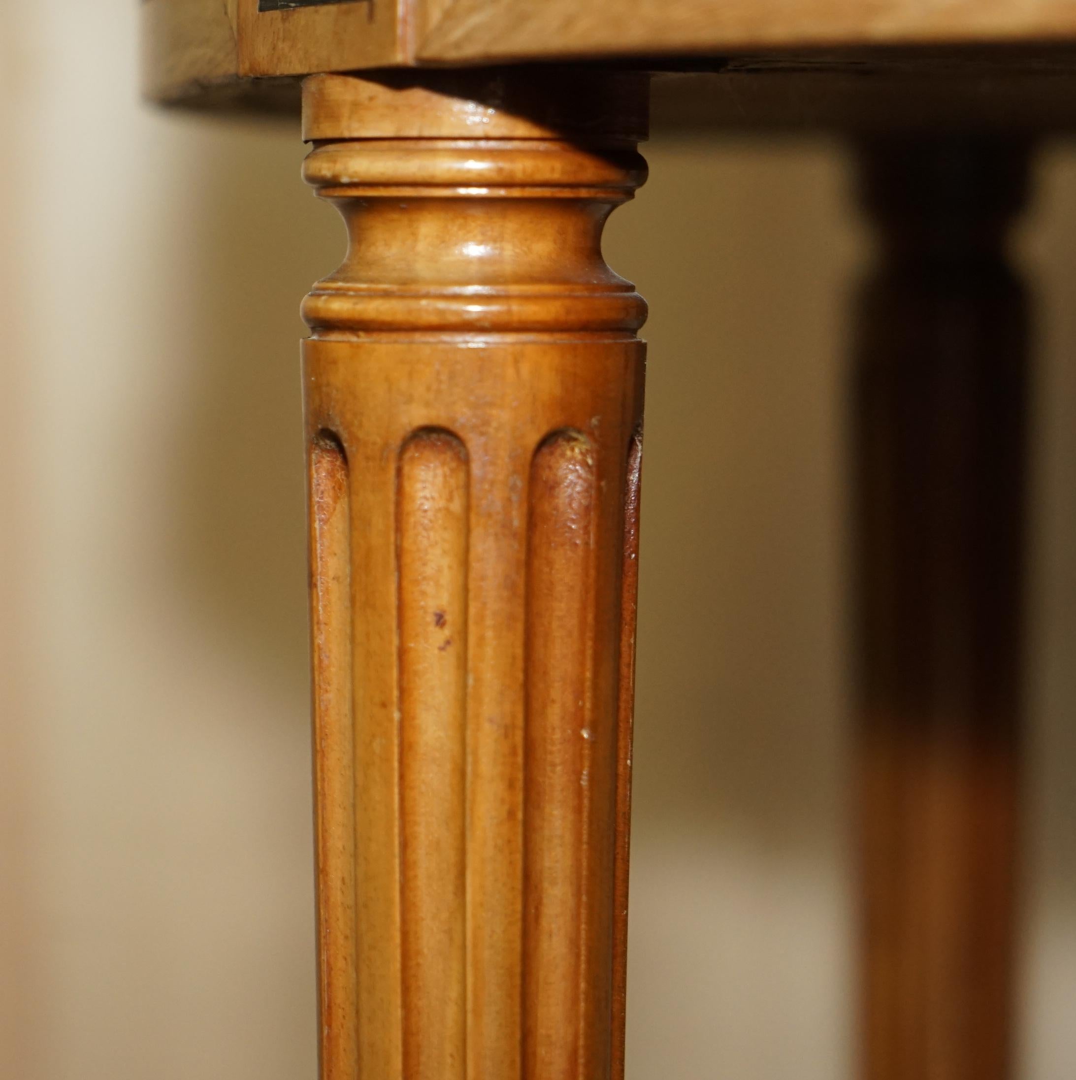 Tables d'appoint anciennes Napoléon III restaurées avec plateau en cuir marron en vente 2