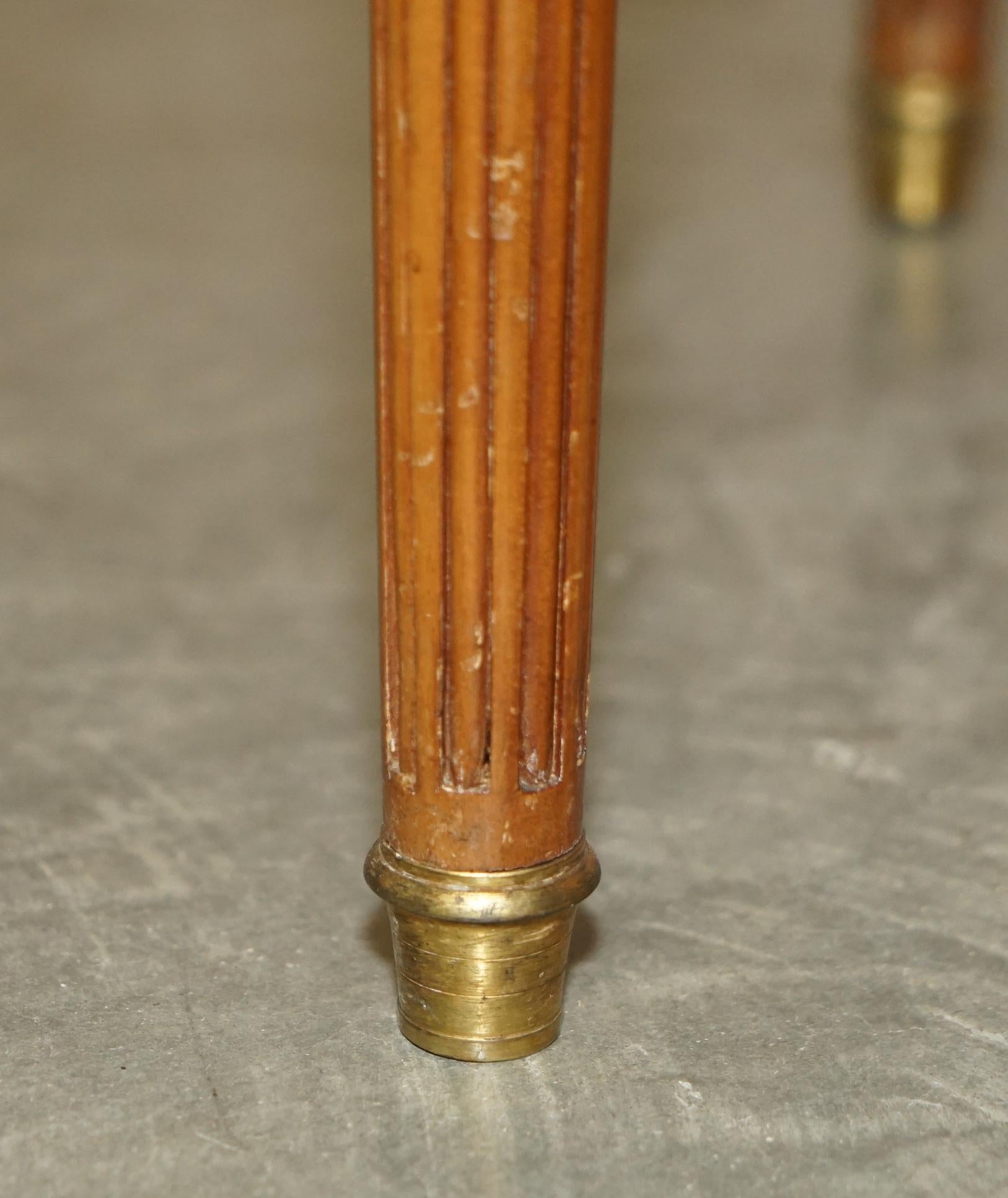 Restaurierter antiker Napoleon III.-Beistelltisch mit brauner Lederplatte und Butler-Tablett im Angebot 4