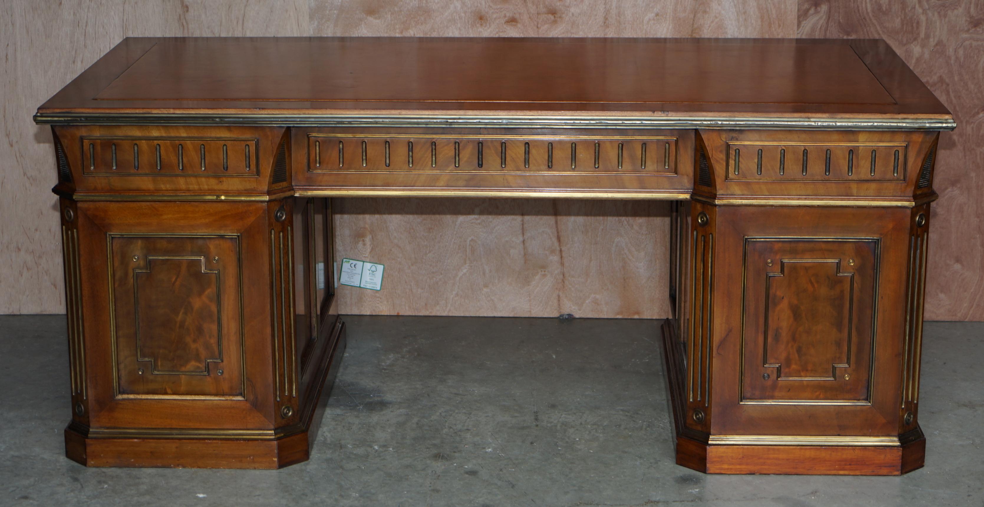 Antiguo escritorio ruso restaurado de madera dura y metal dorado y sillón de cuero en venta 2