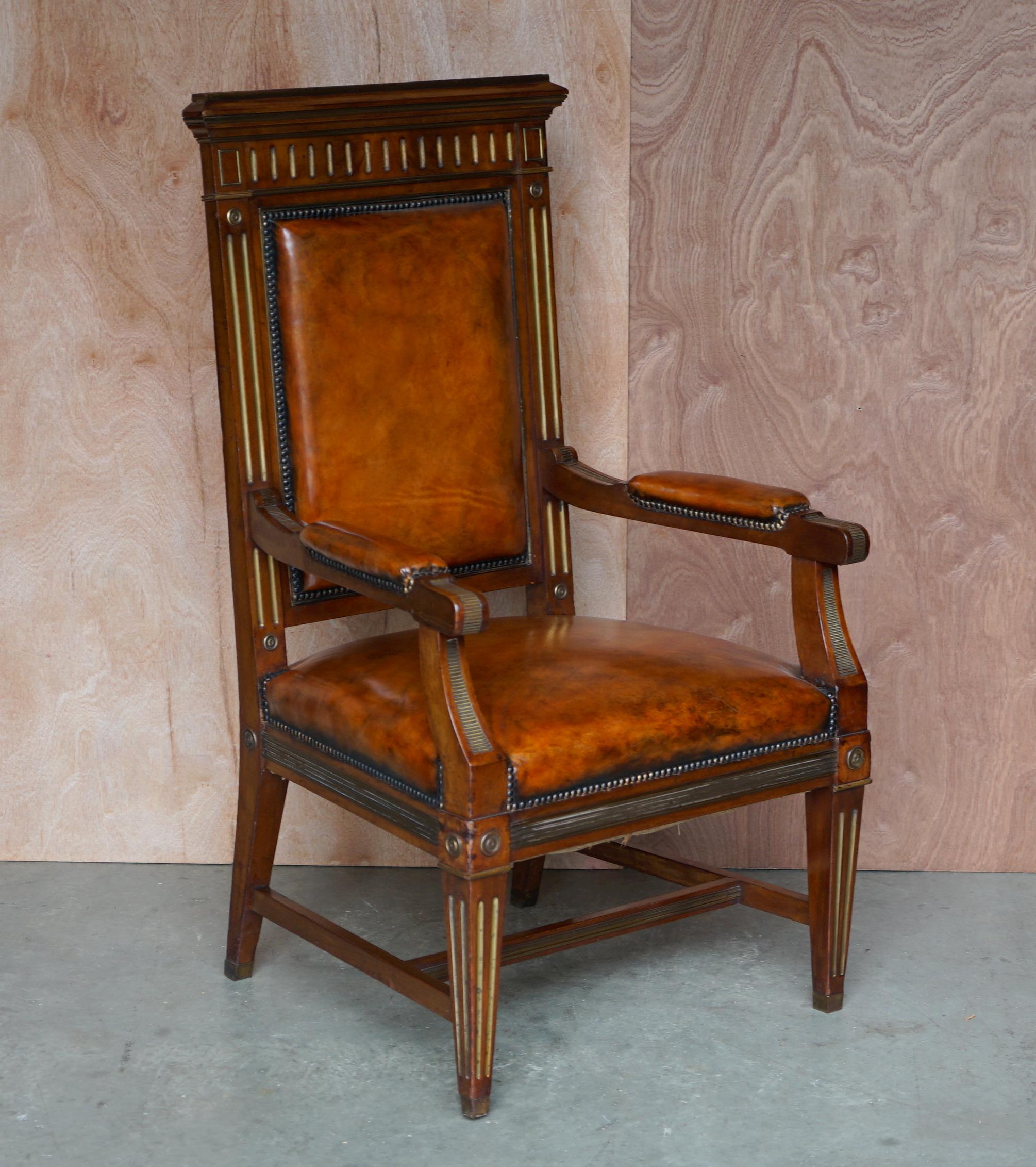 Fauteuil de bureau et fauteuil en cuir russe ancien restauré en bois dur et métal doré en vente 7