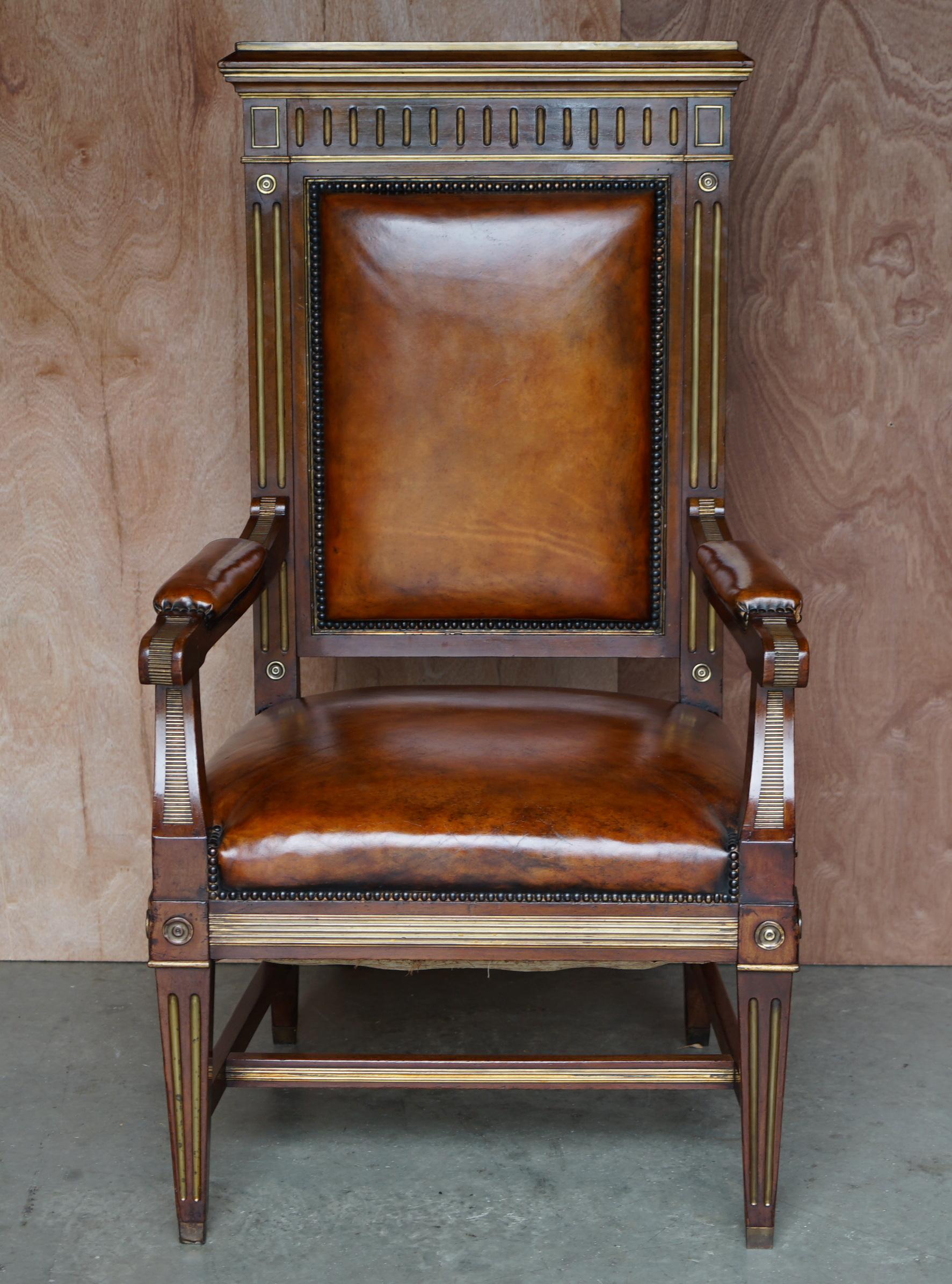 Fauteuil de bureau et fauteuil en cuir russe ancien restauré en bois dur et métal doré en vente 8